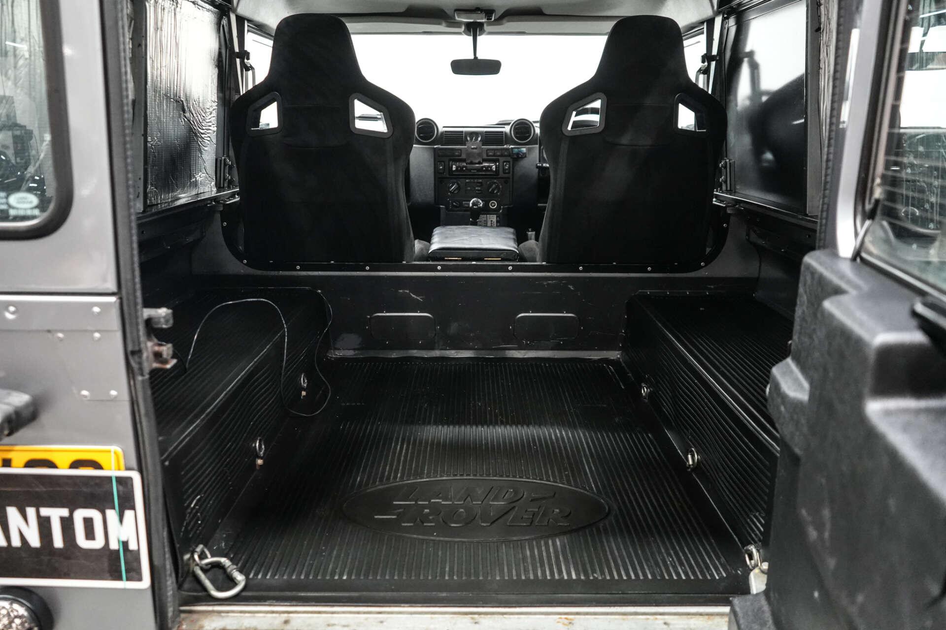 Land Rover Defender 90 view 10