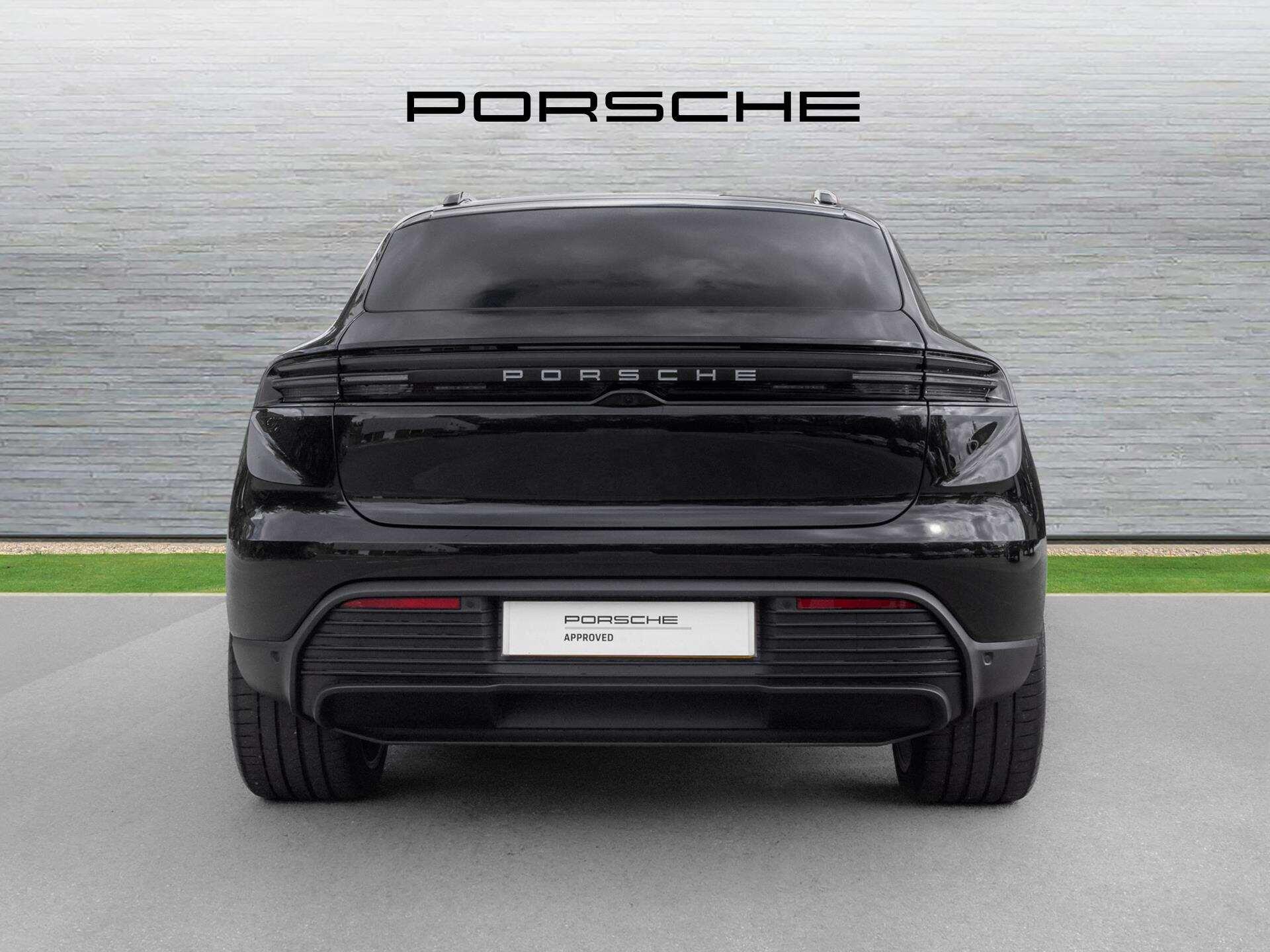 Porsche Macan view 10