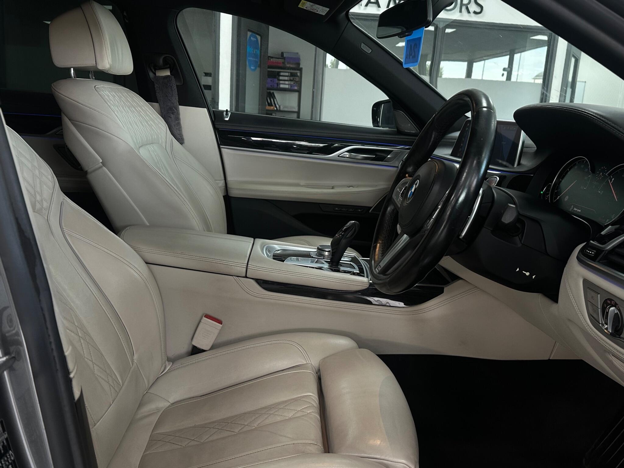 BMW 7 Series view 21