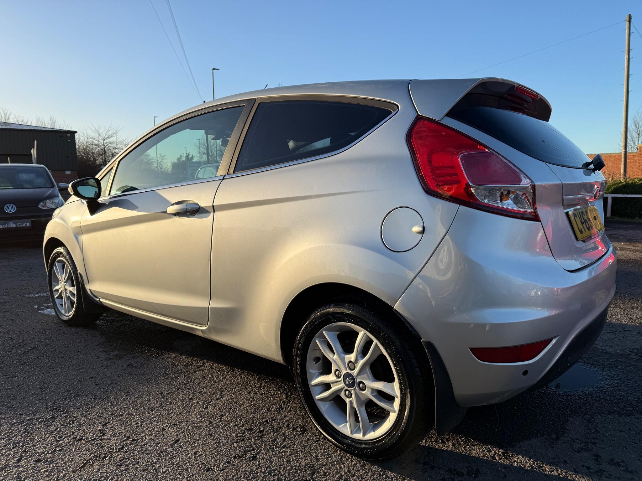 2015 Ford Fiesta 1.25 Zetec Euro 6 3dr • 82,544 miles image 5