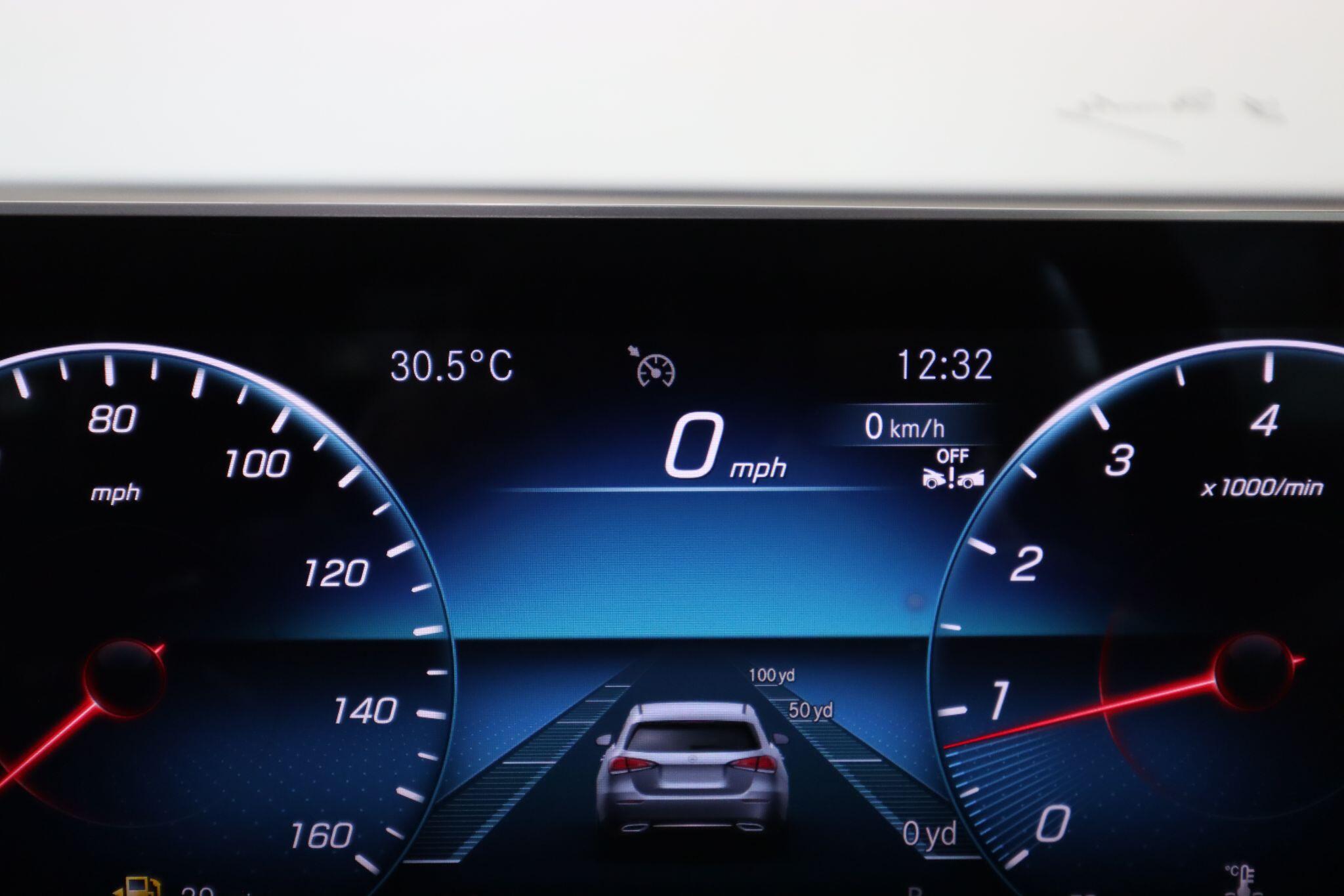Mercedes-Benz GLB view 37