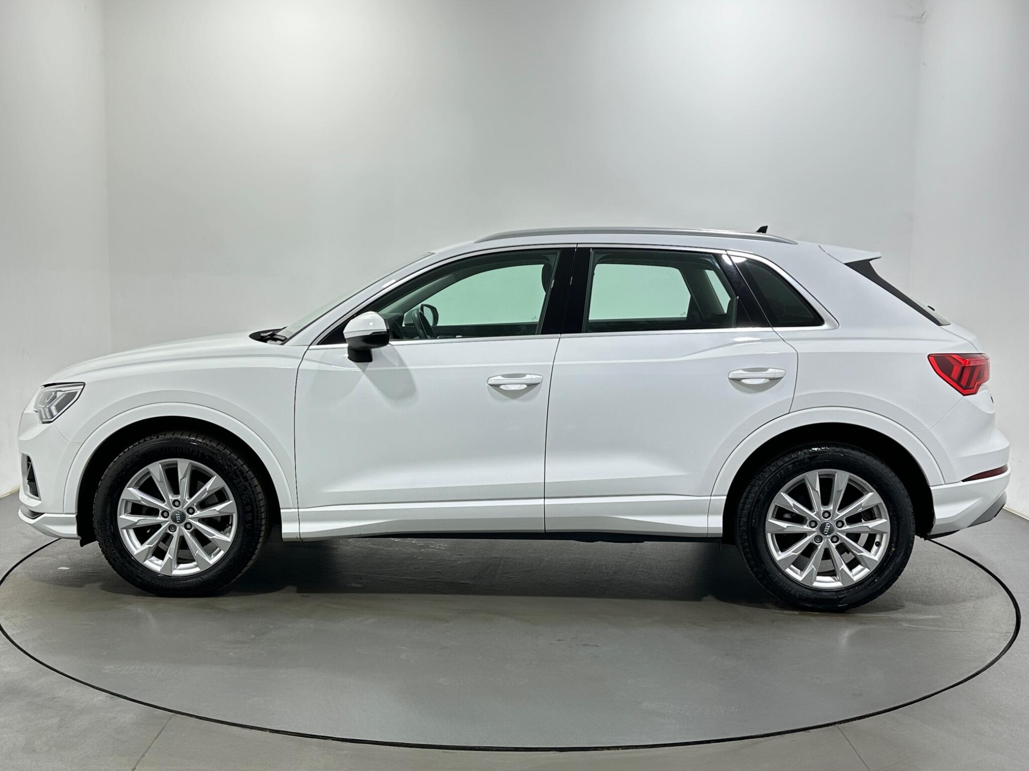 Audi Q3 view 5