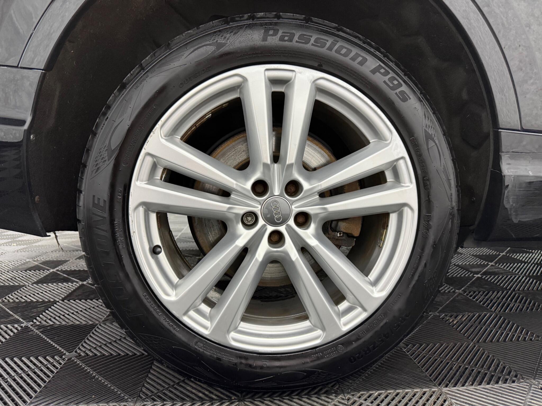 Audi Q7 view 30