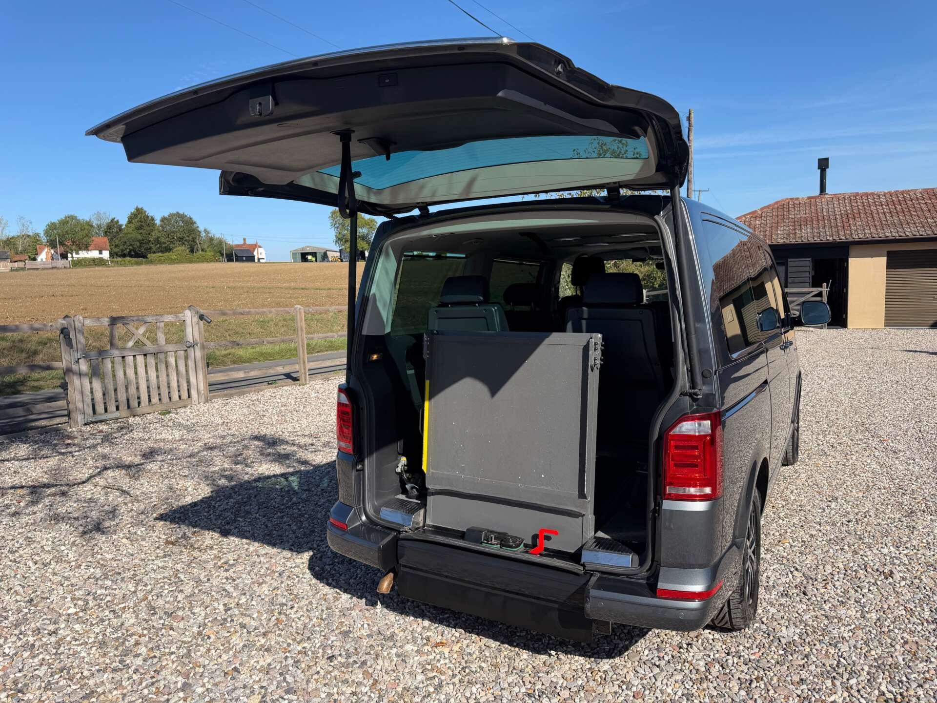 Volkswagen Caravelle view 11