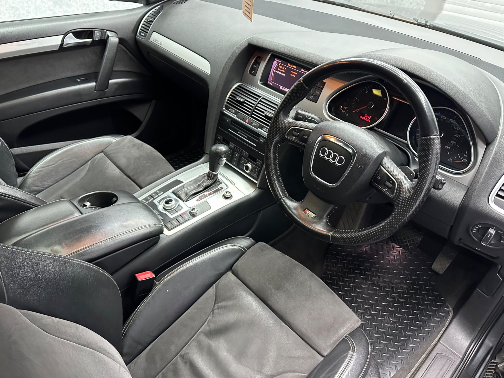 Audi Q7 view 2