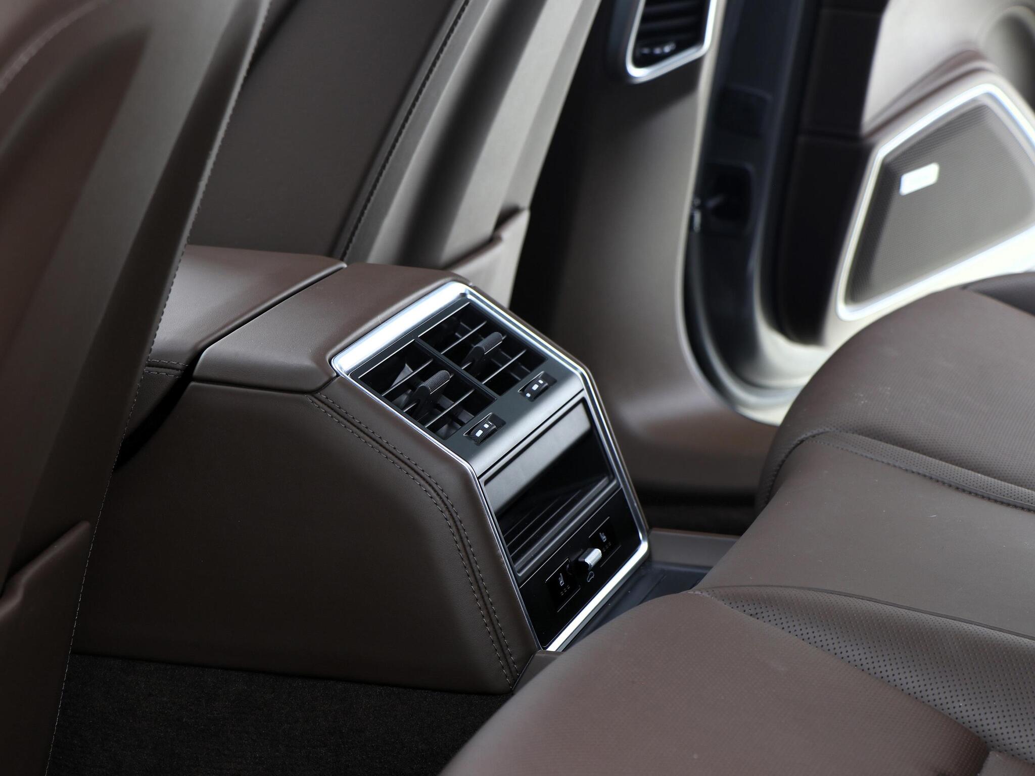 Porsche Panamera view 25