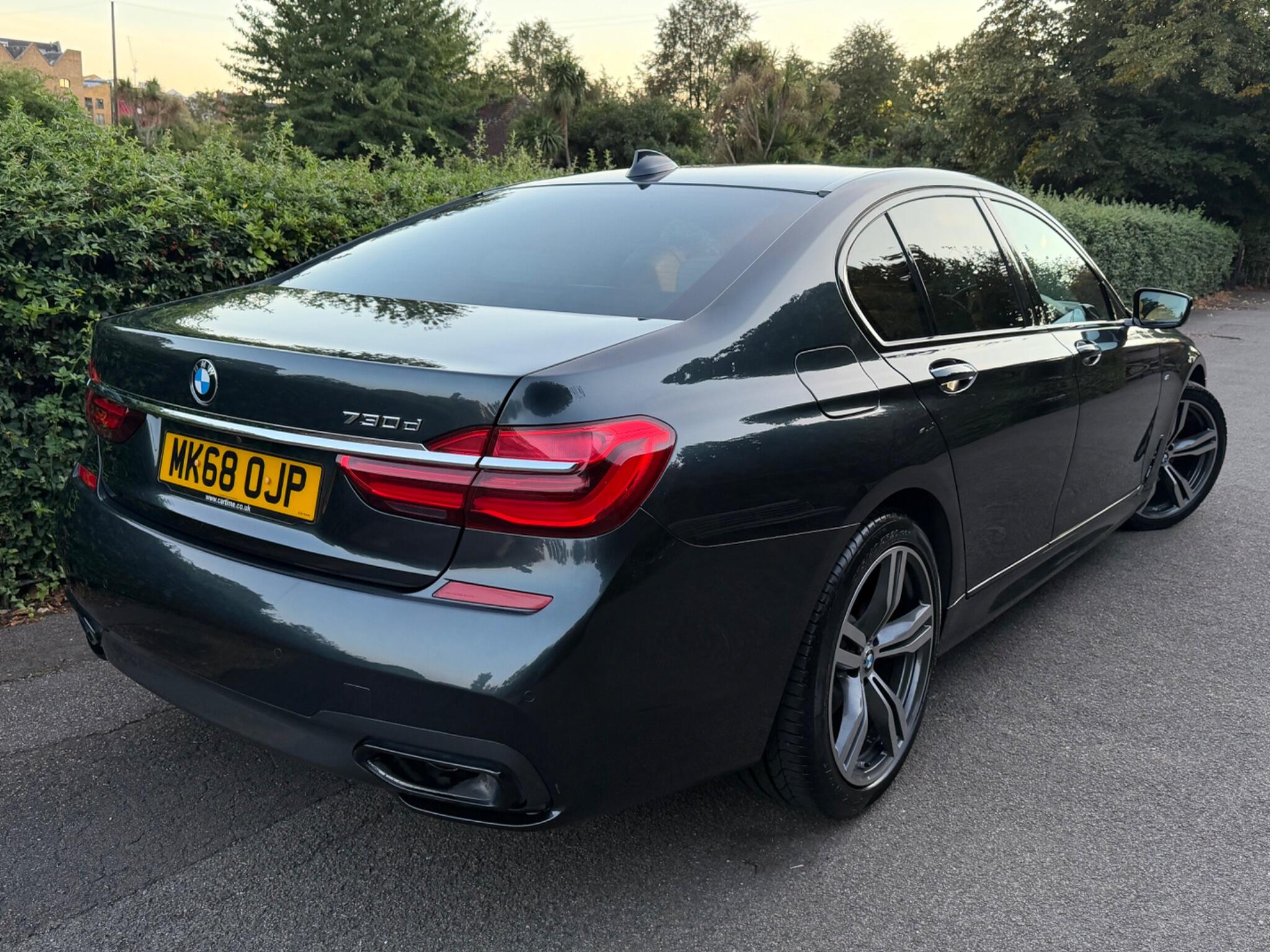 BMW 7 Series view 11