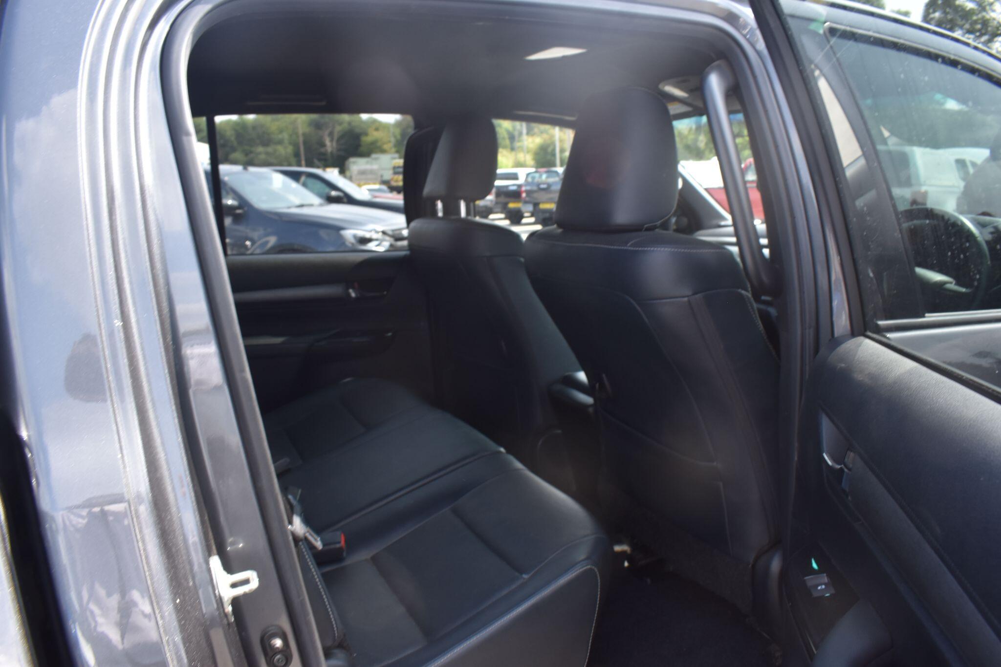 Hilux - 2.8 D-4D Invincible X Auto 4WD Euro 6 (s/s) 4dr - Image 11