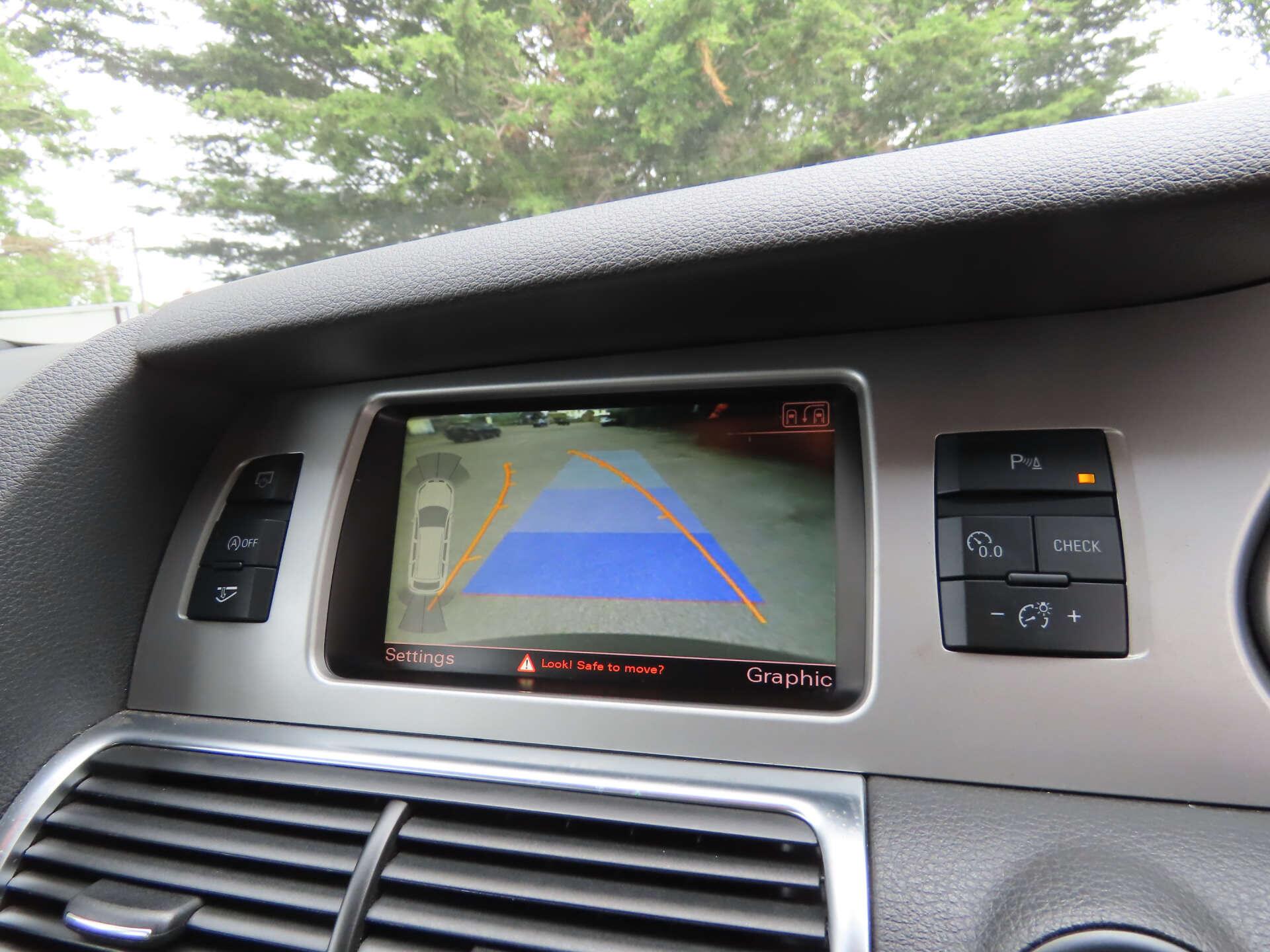 Audi Q7 view 12