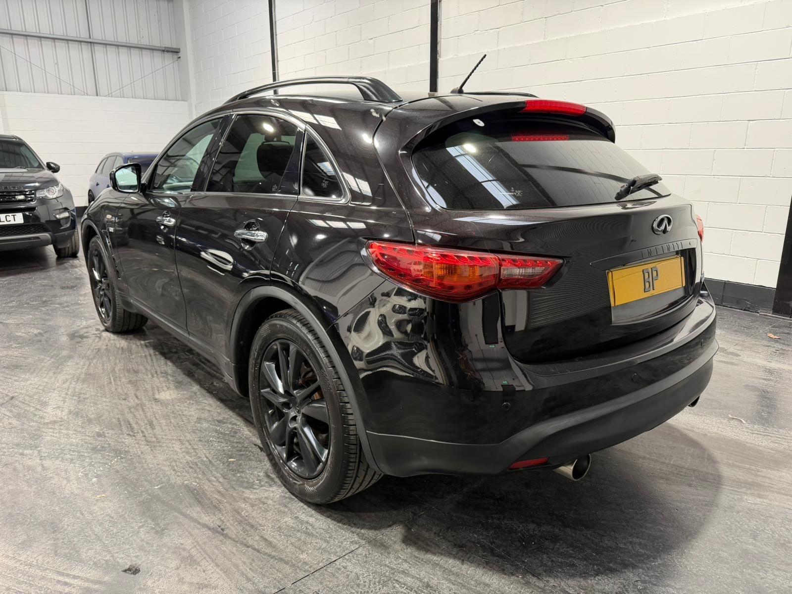 Infiniti QX70 view 8