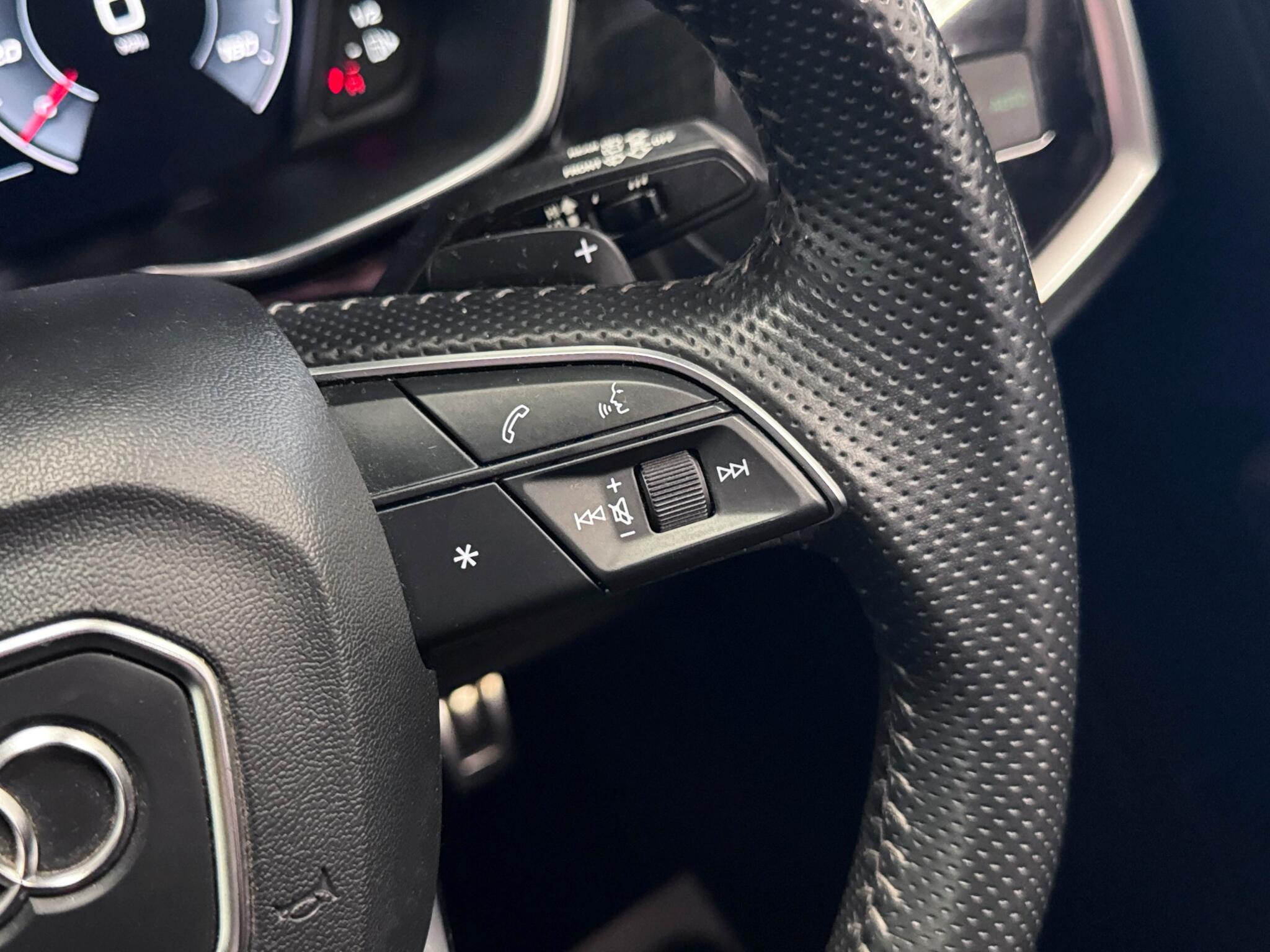Audi Q3 view 16