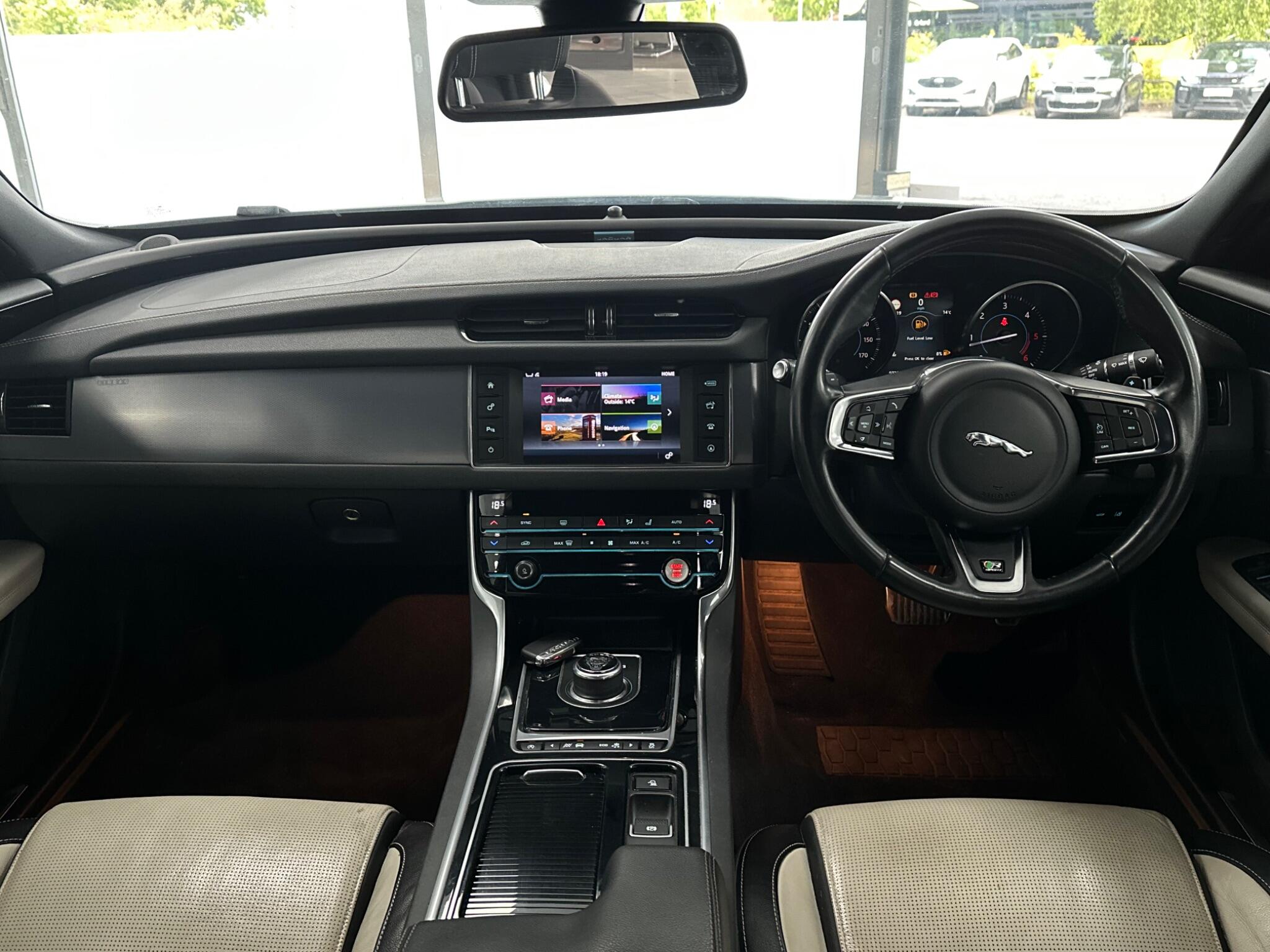Jaguar XF view 15