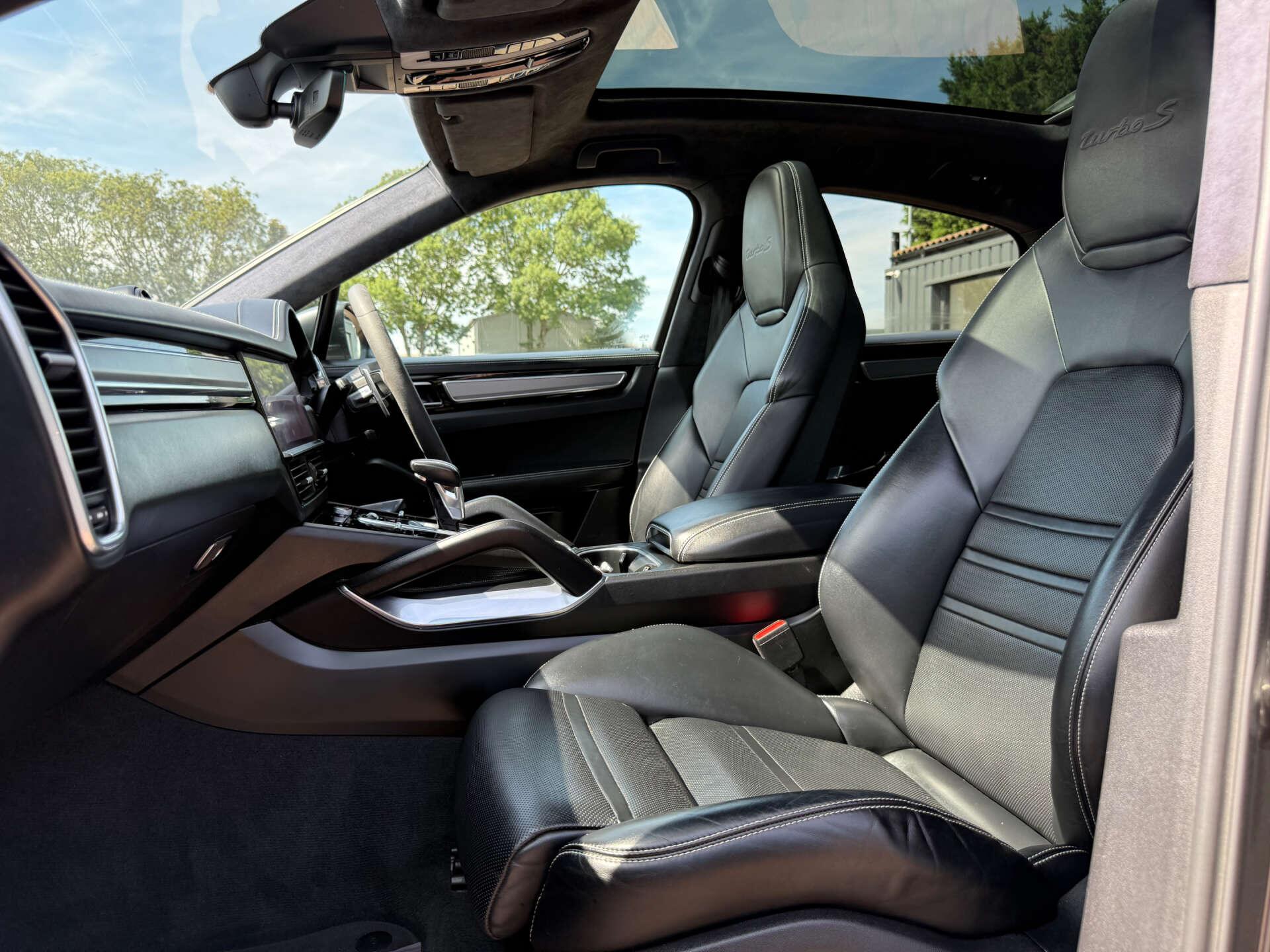 Porsche Cayenne view 80