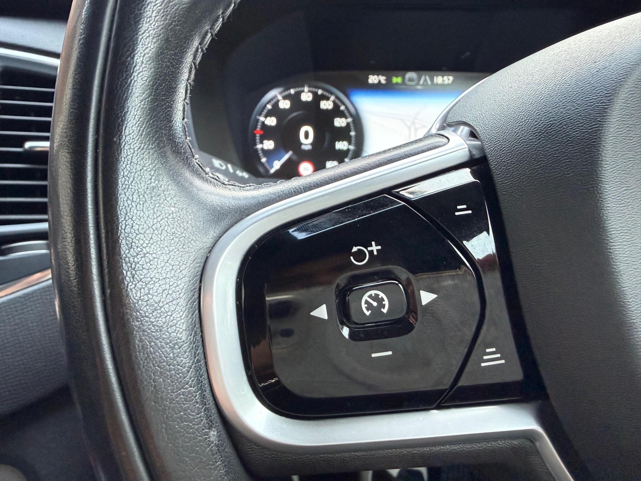 Volvo XC90 view 19