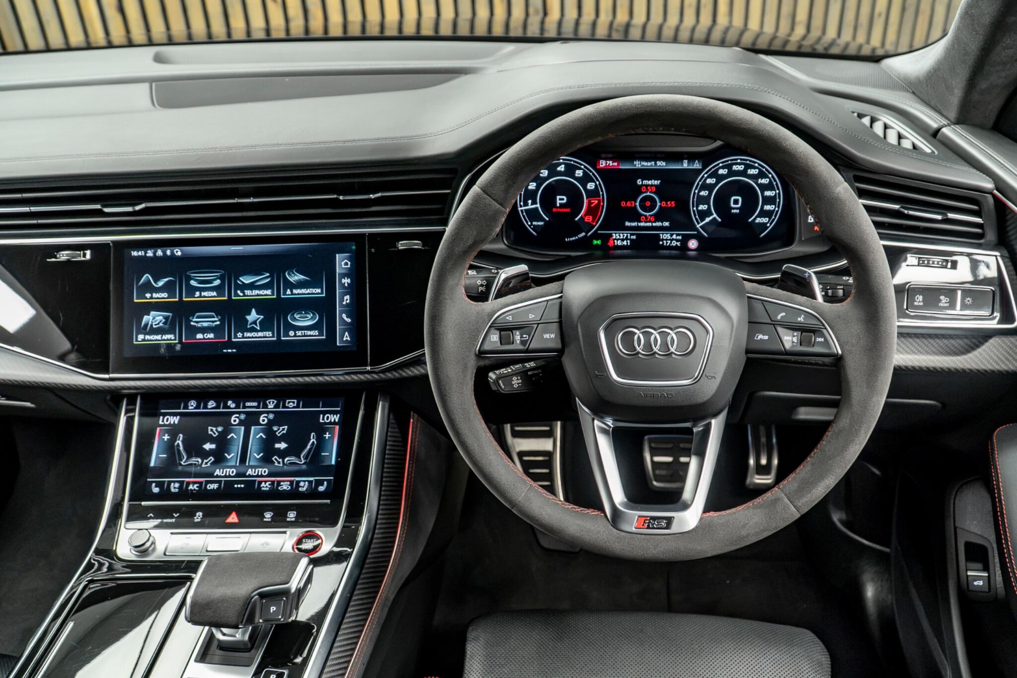 Audi RS Q8 view 26