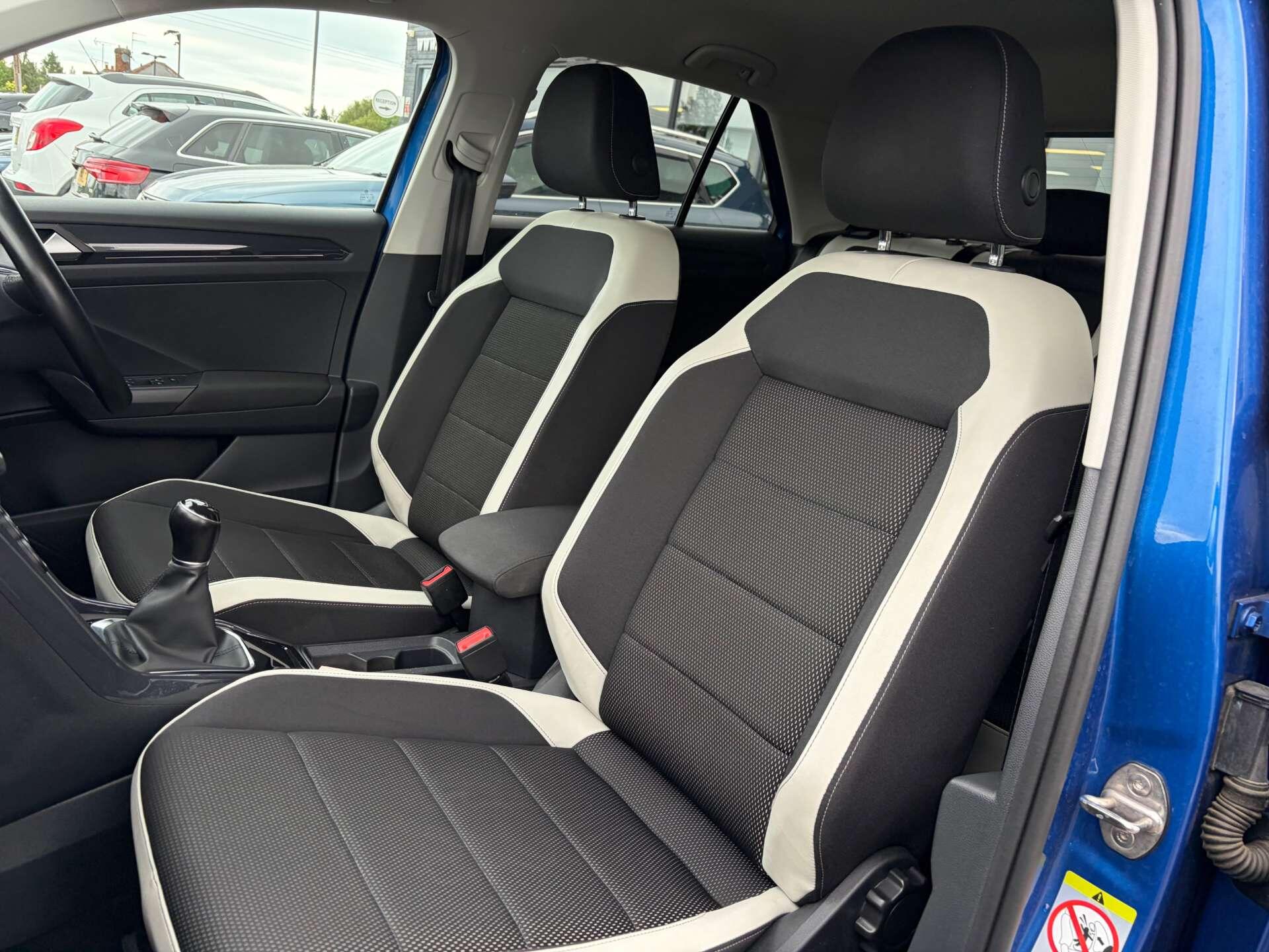 Volkswagen T-Roc view 17