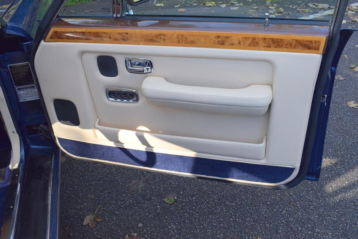 Rolls-Royce Silver Spirit view 8