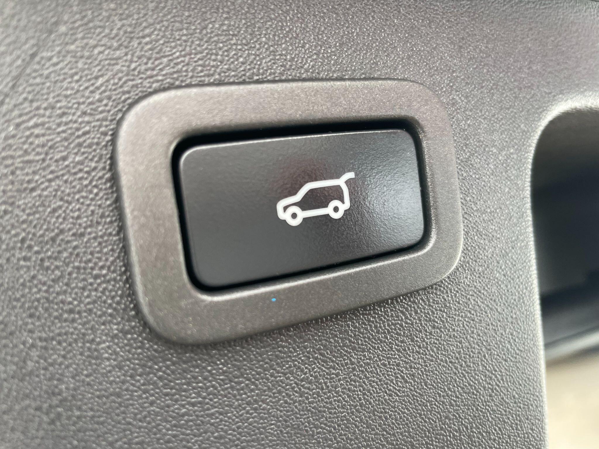 Land Rover Discovery Sport view 34