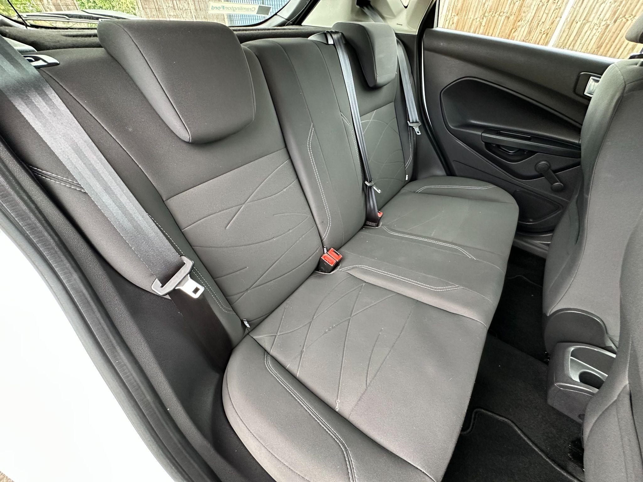 2014 Ford Fiesta image 21