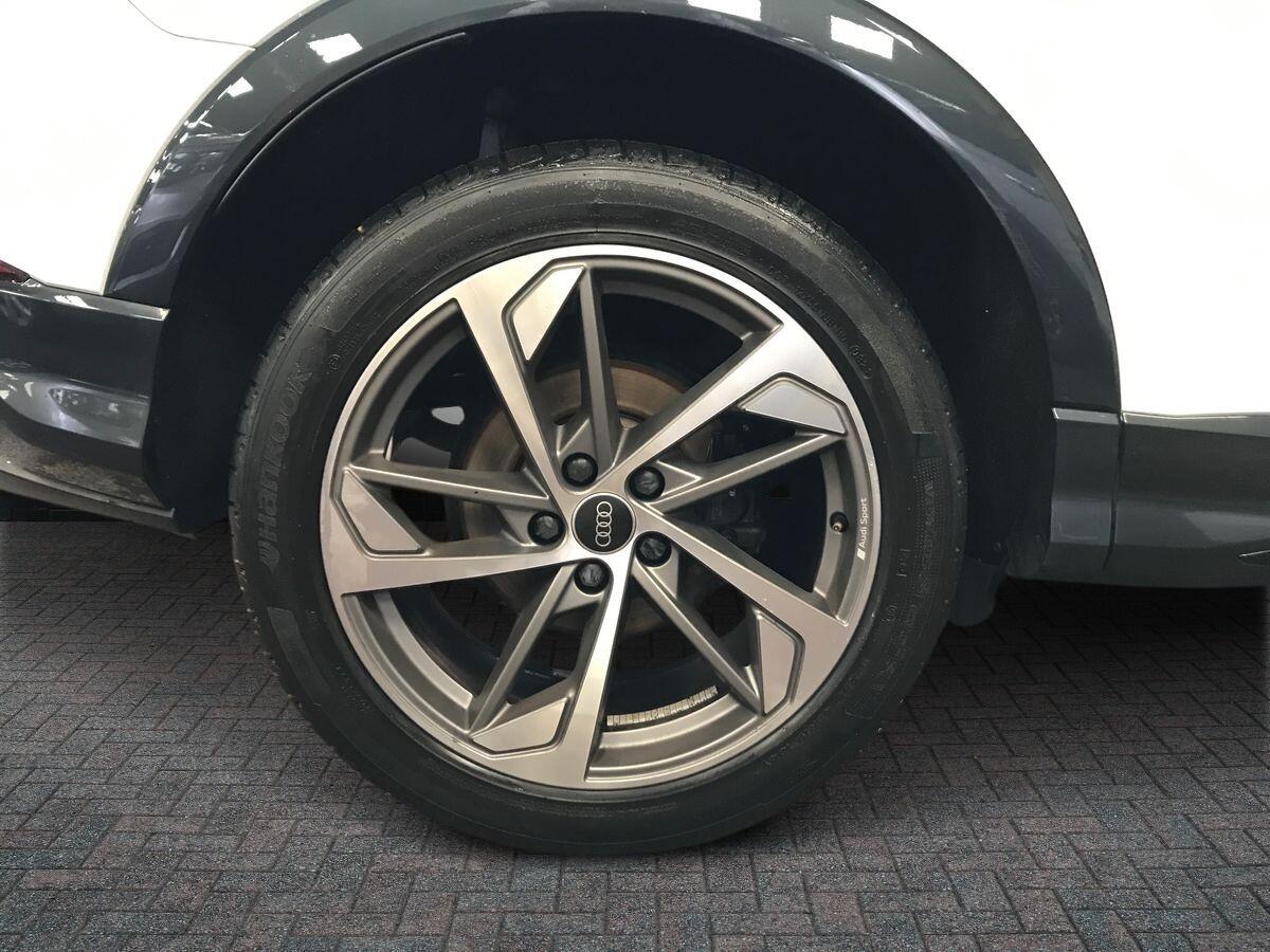 Audi Q3 view 12