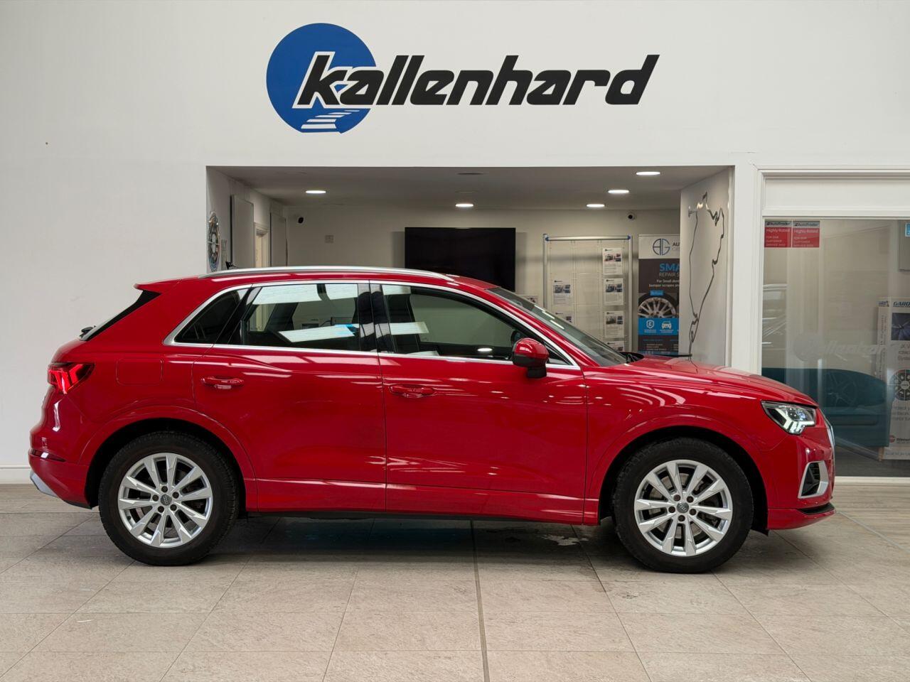 Audi Q3 view 15