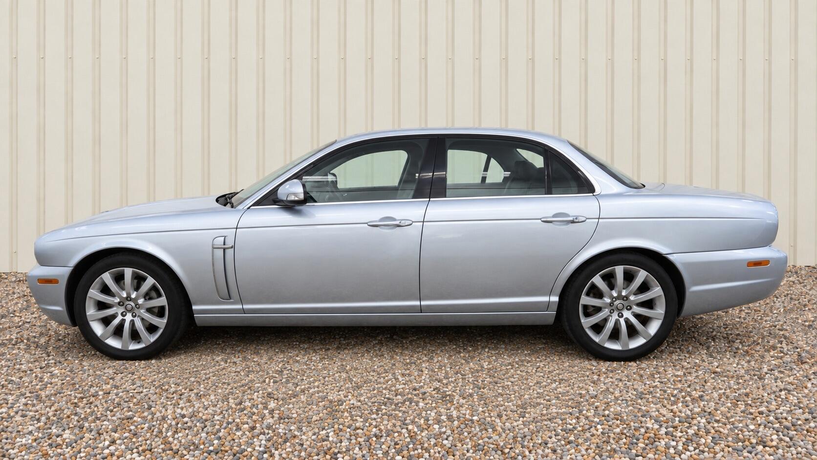 Jaguar XJ view 4