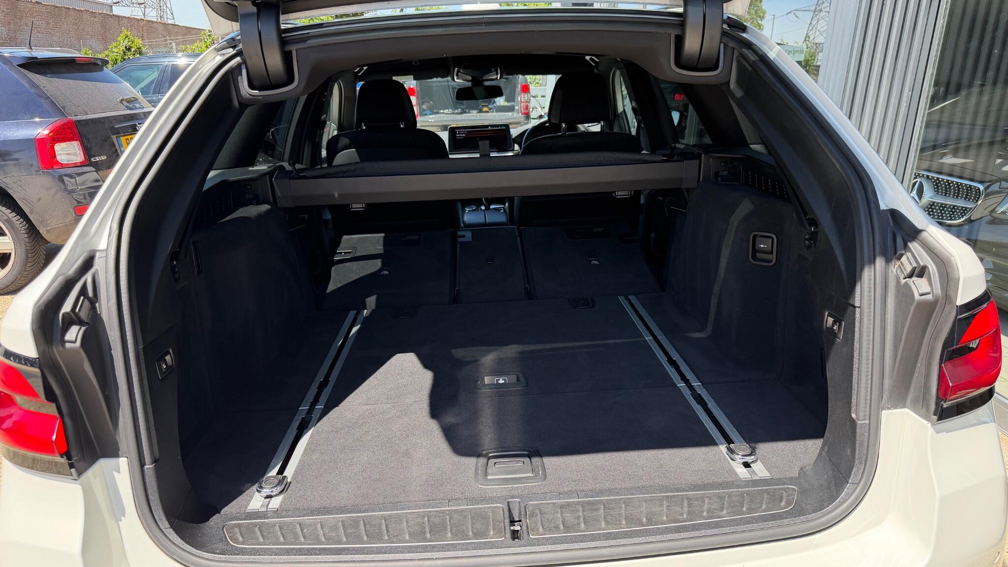 BMW 5 Series view 35