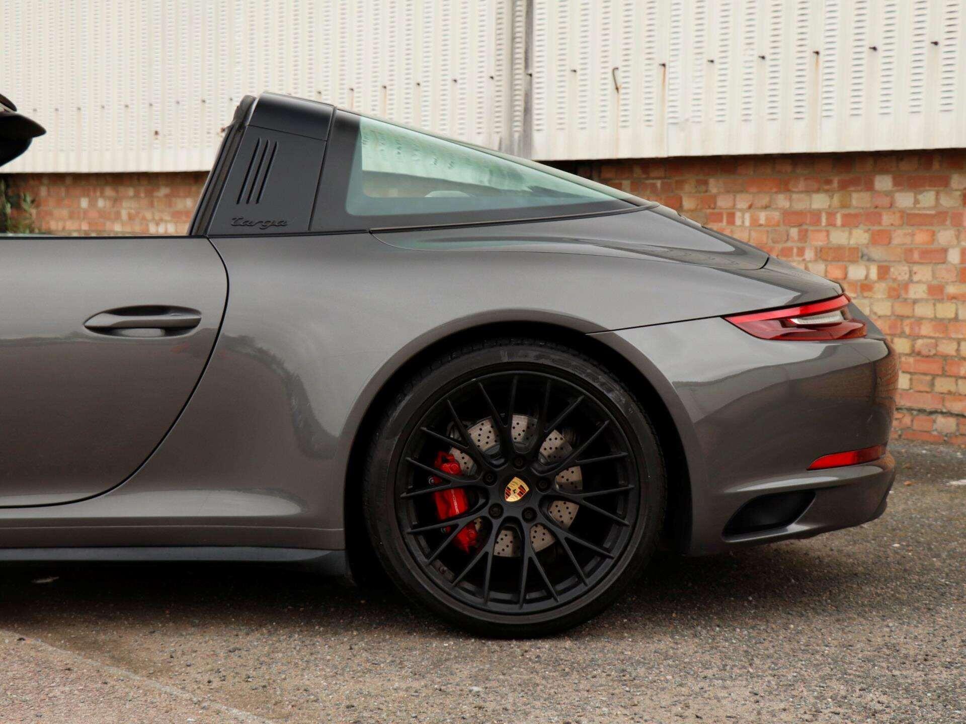 Porsche 911 view 33