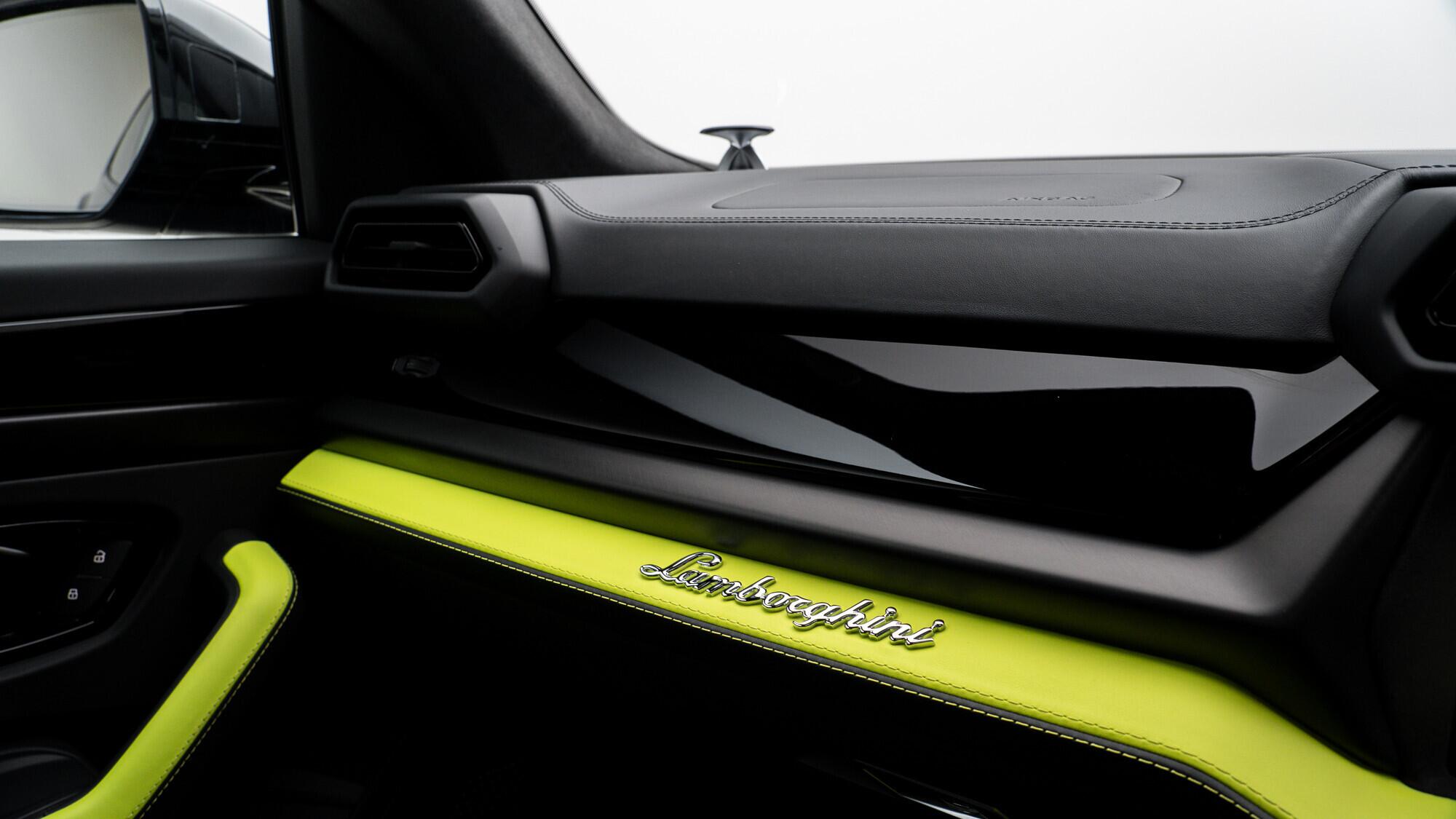 Lamborghini Urus view 59