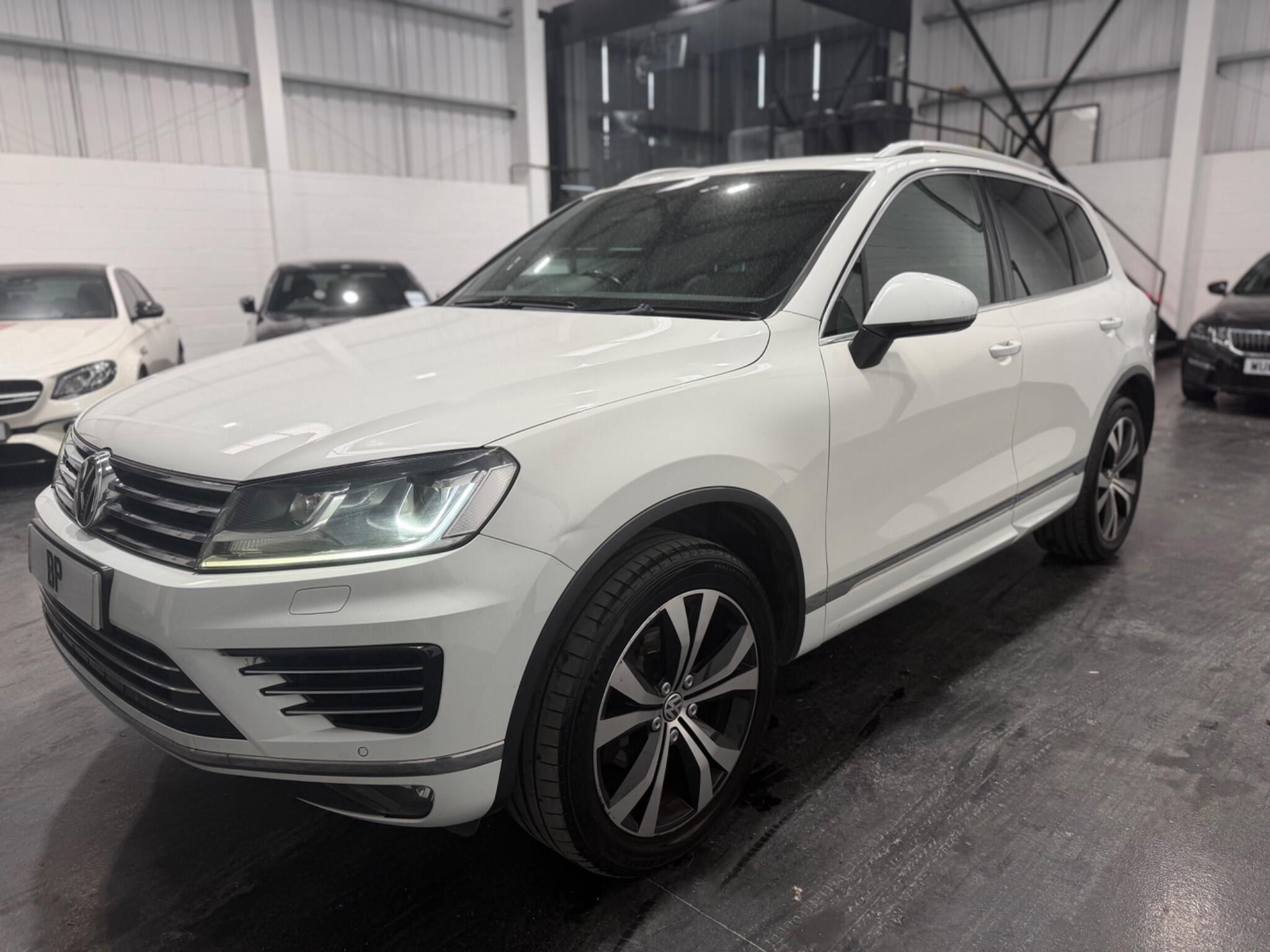 Volkswagen Touareg view 3