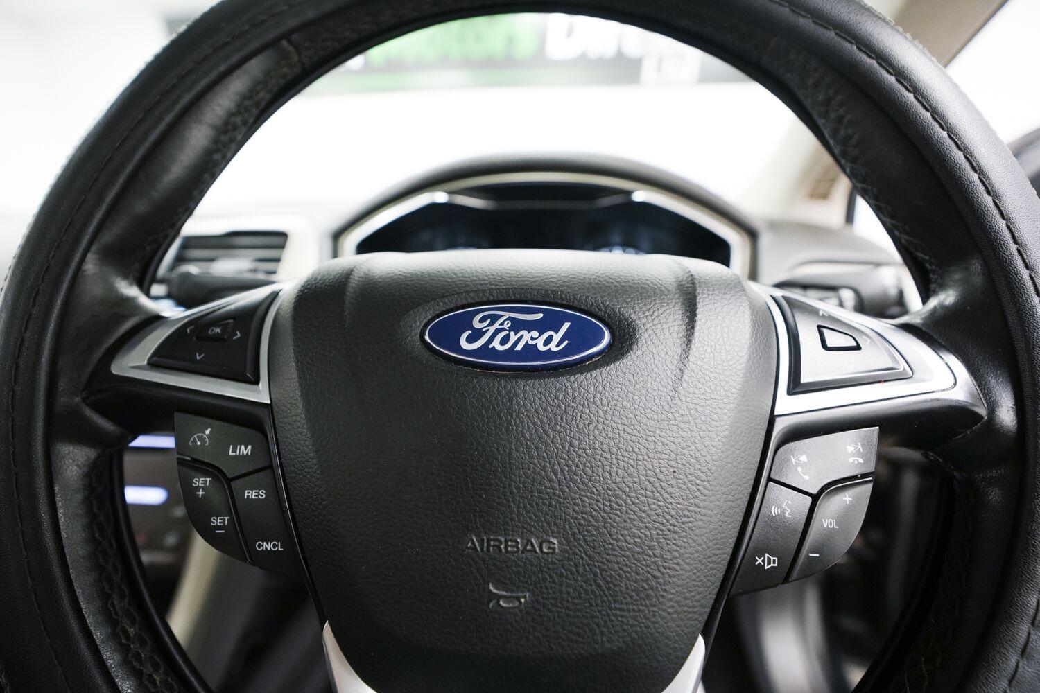 Ford Mondeo view 23