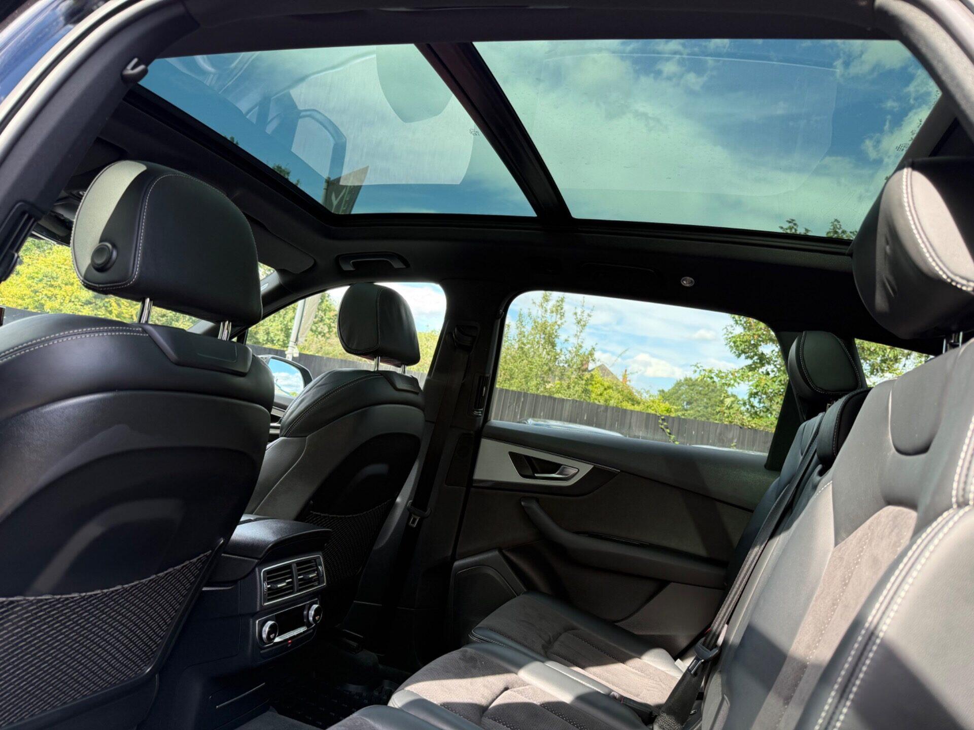 Audi Q7 view 29