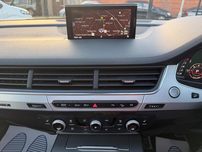 Audi Q7 view 34