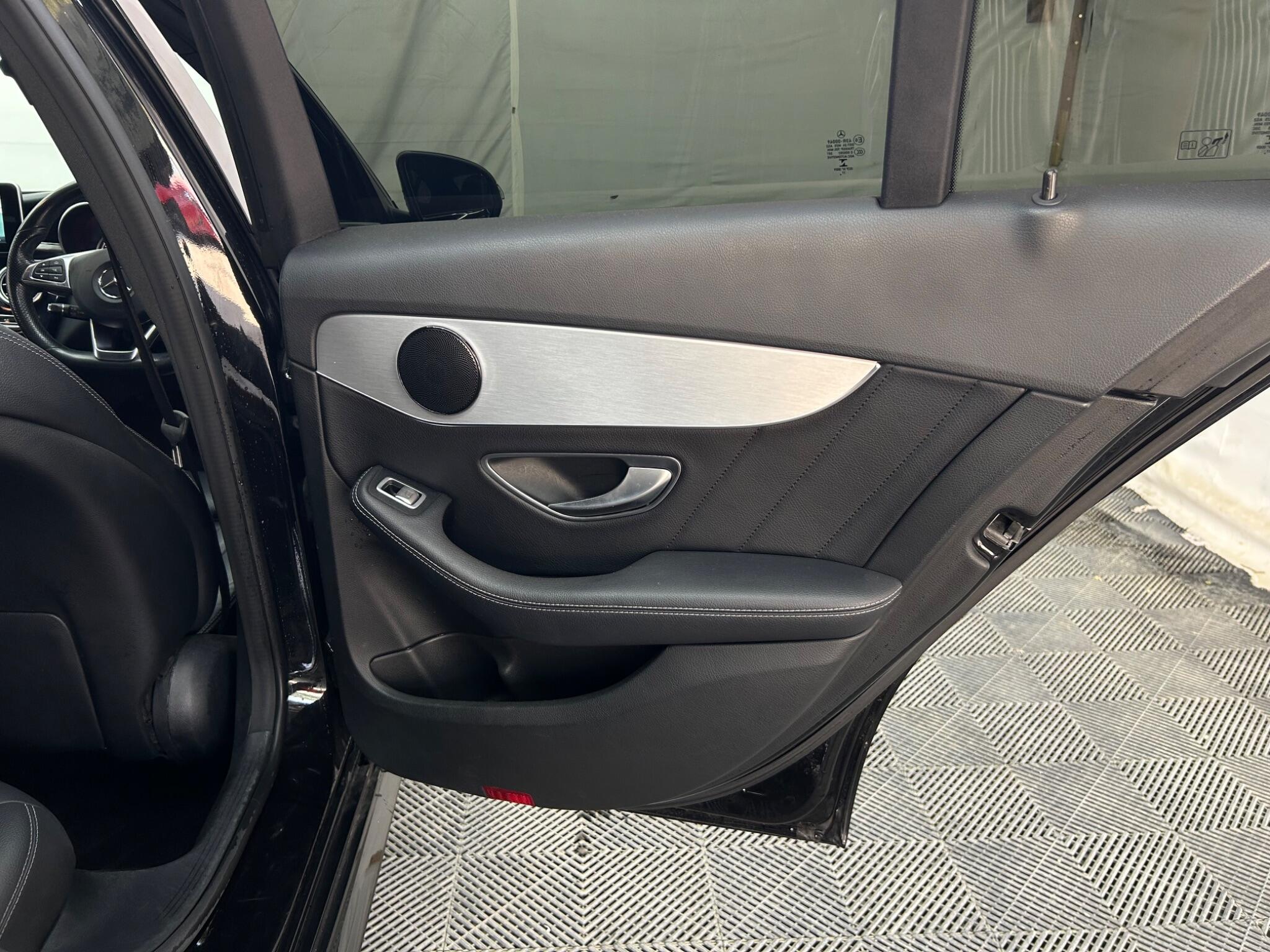 Mercedes-Benz C-Class view 31