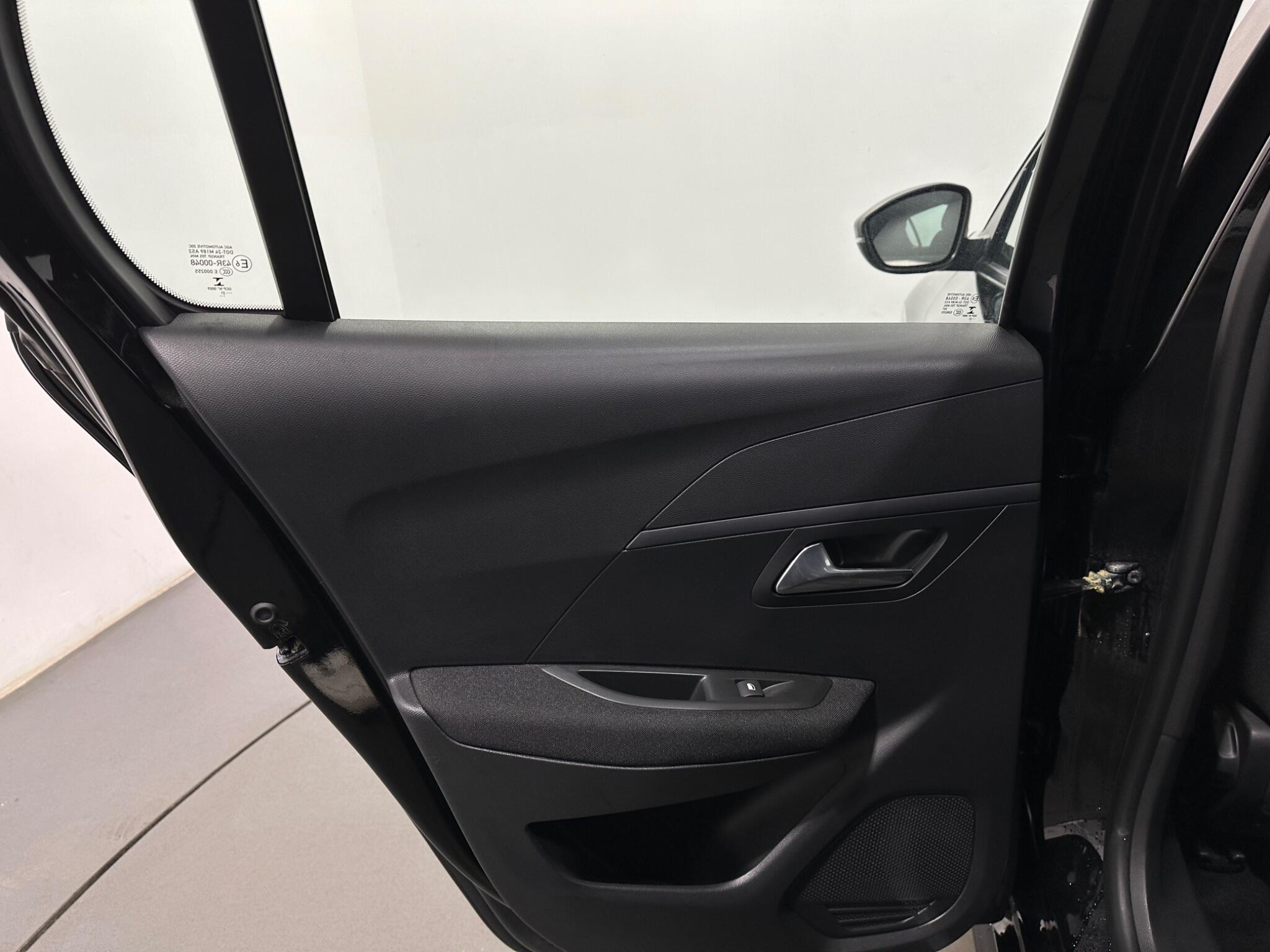 Peugeot 208 view 37