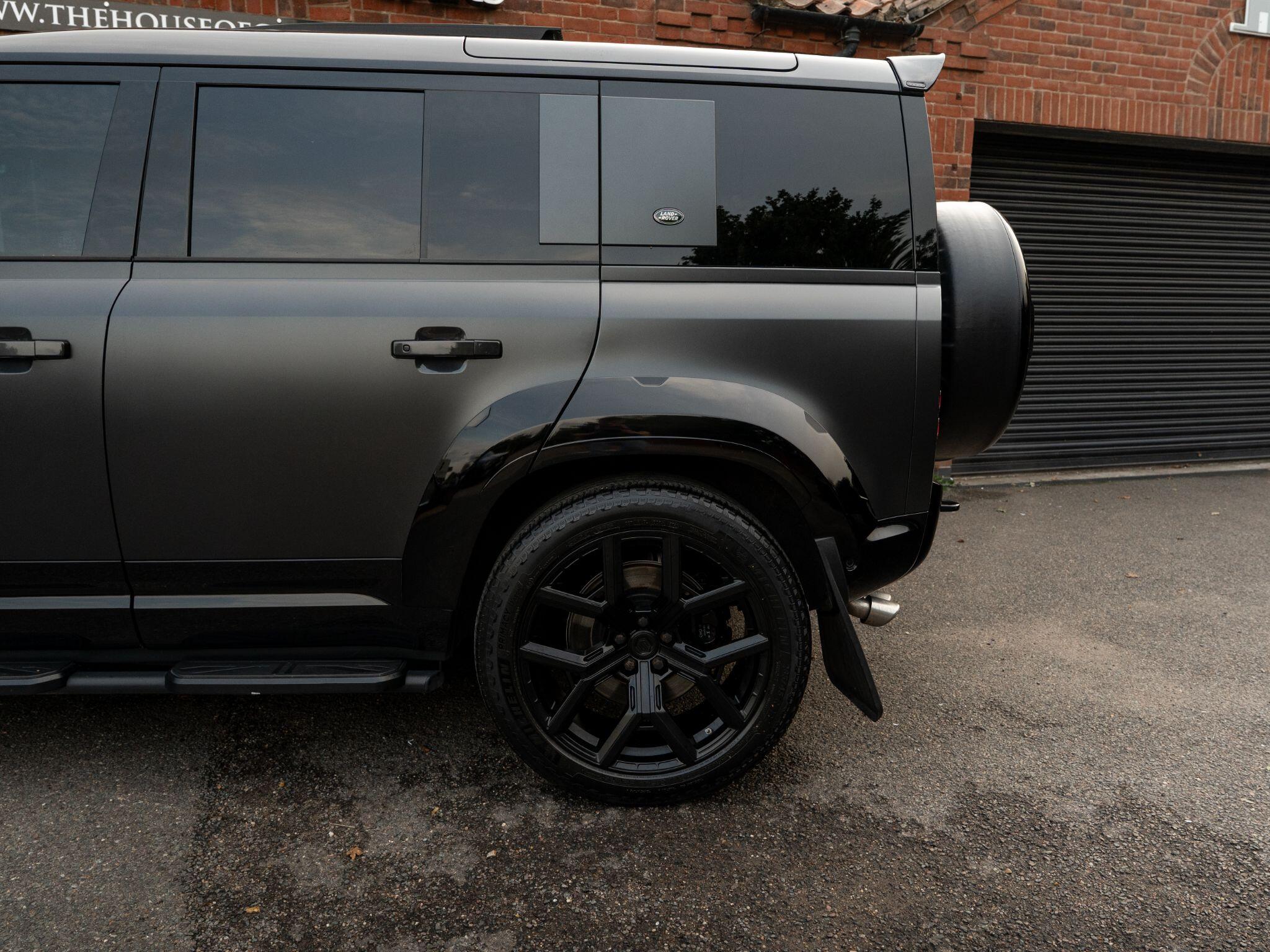 Land Rover Defender view 36