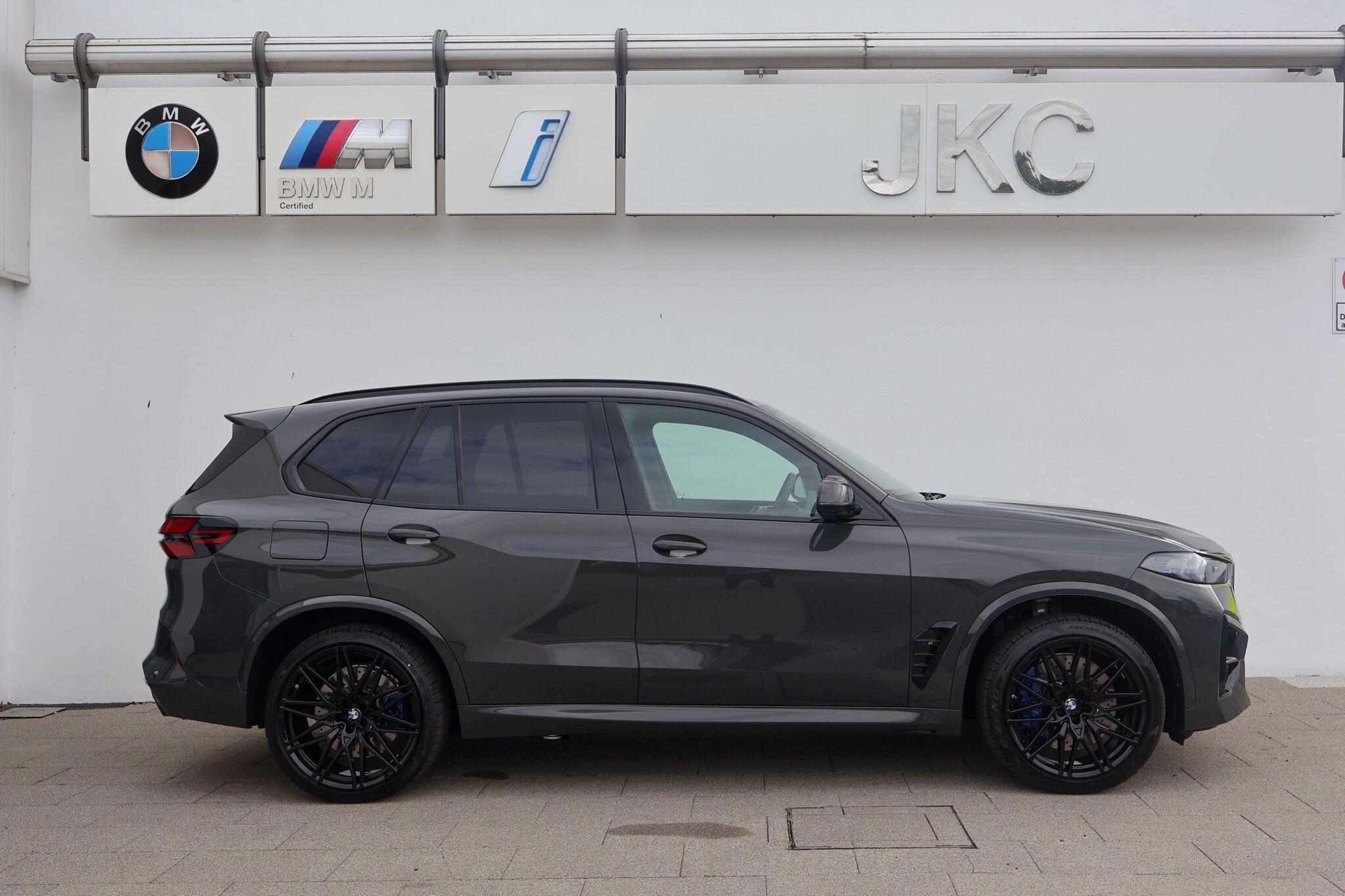 BMW X5 M view 9
