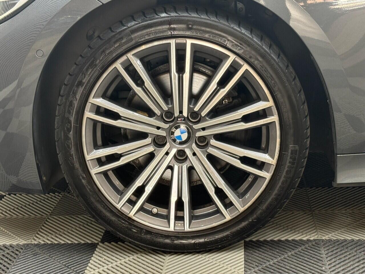 BMW 3 Series view 4