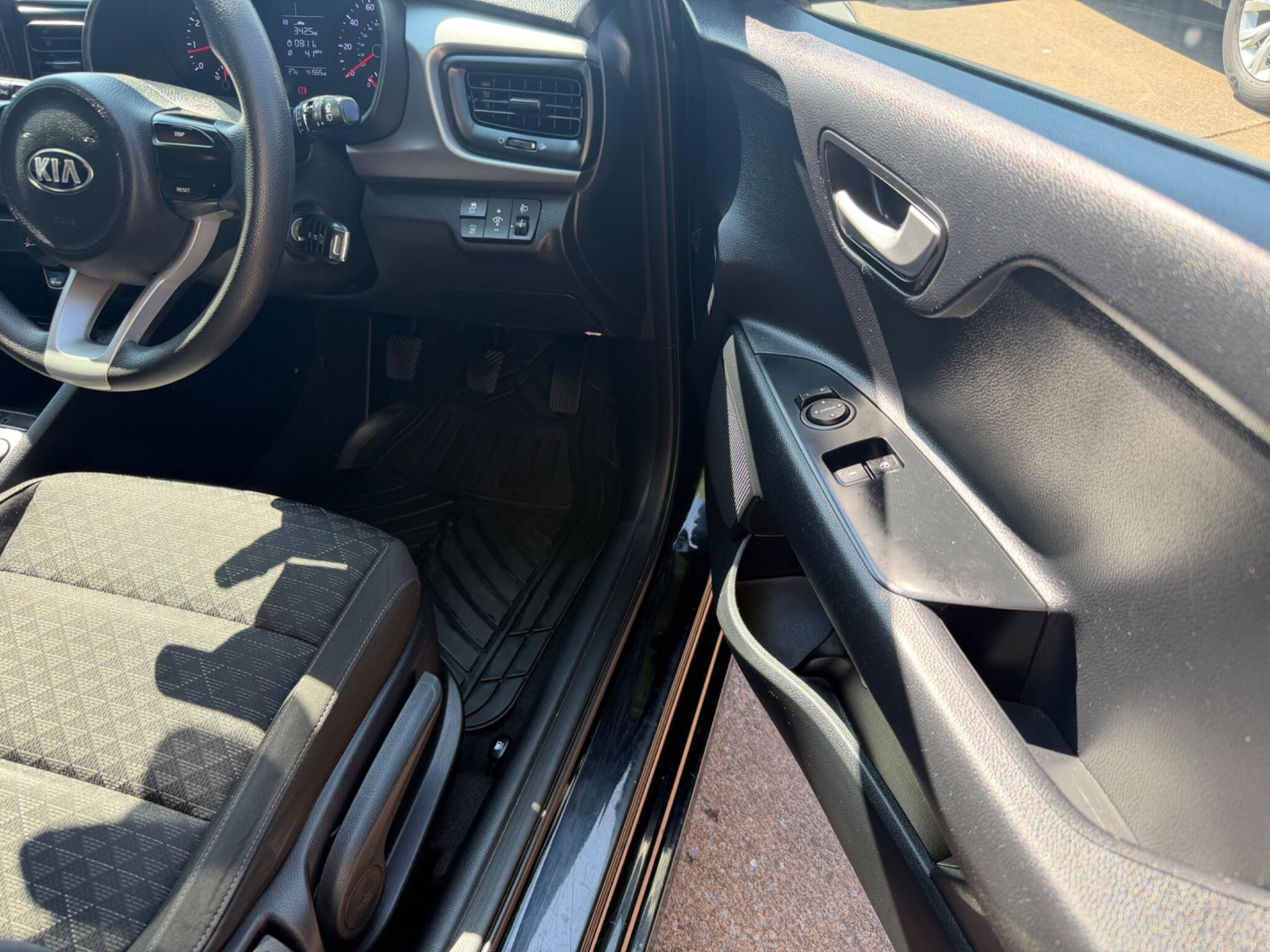 Kia Rio view 5