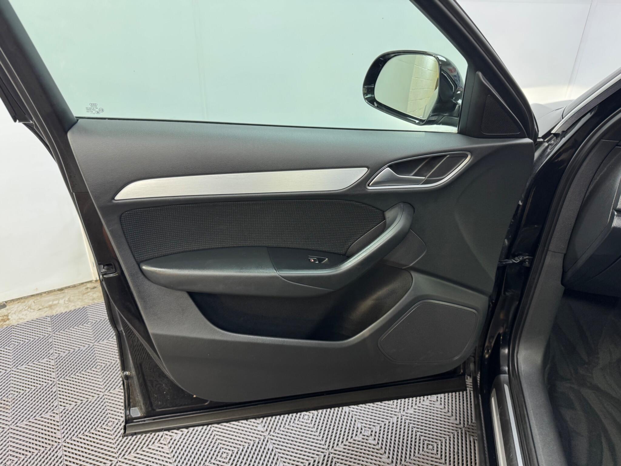 Audi Q3 view 36
