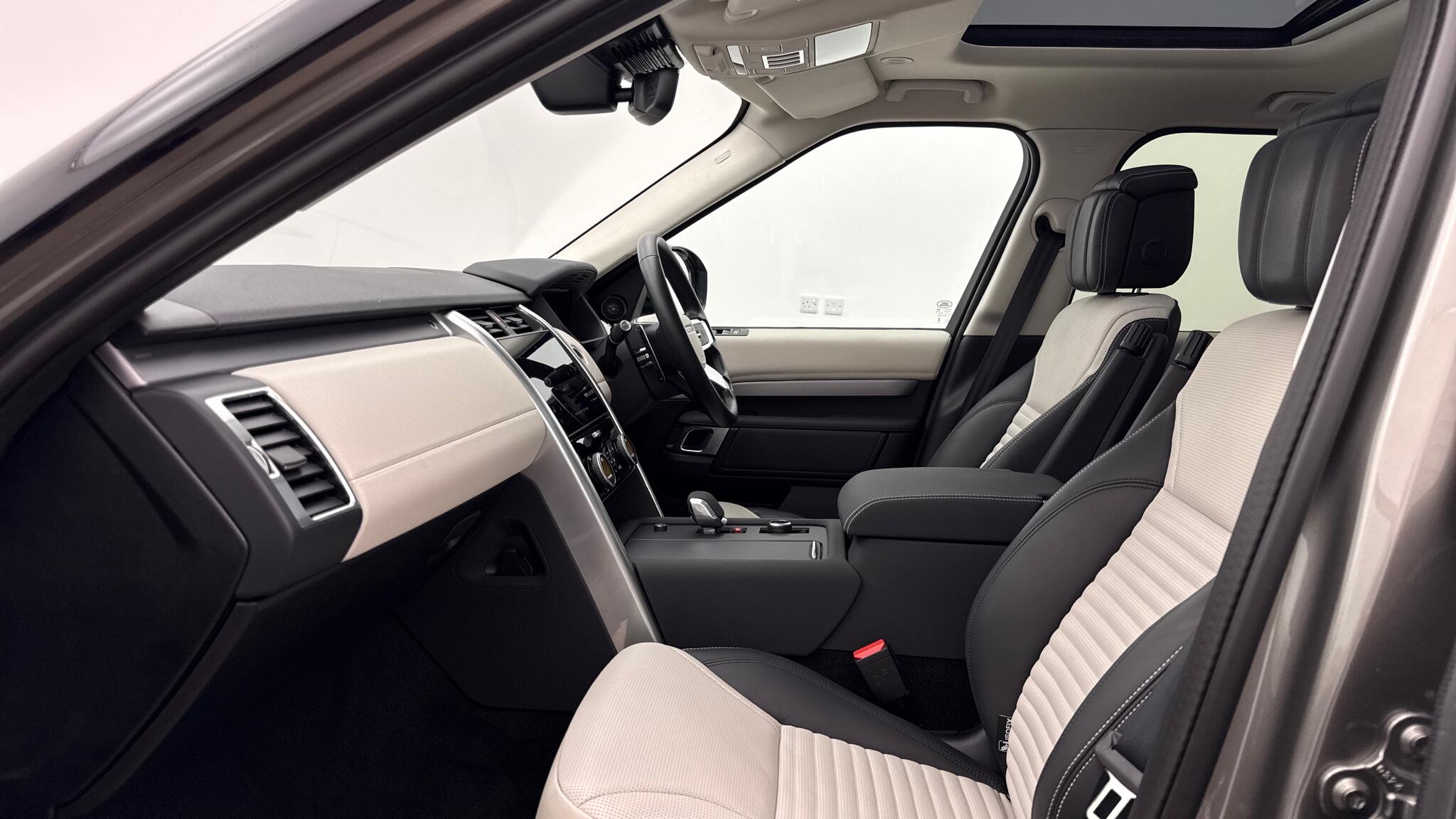 Land Rover Discovery view 3