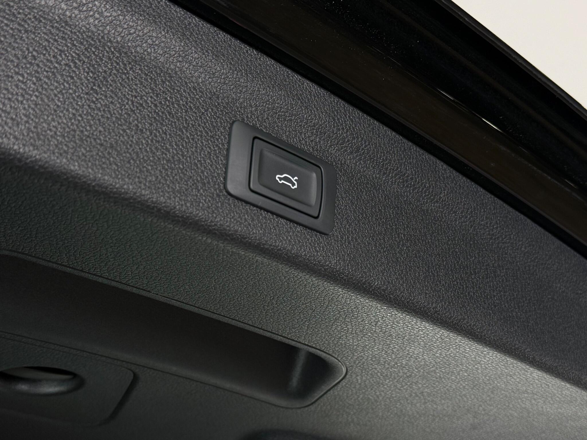 Audi Q3 view 11