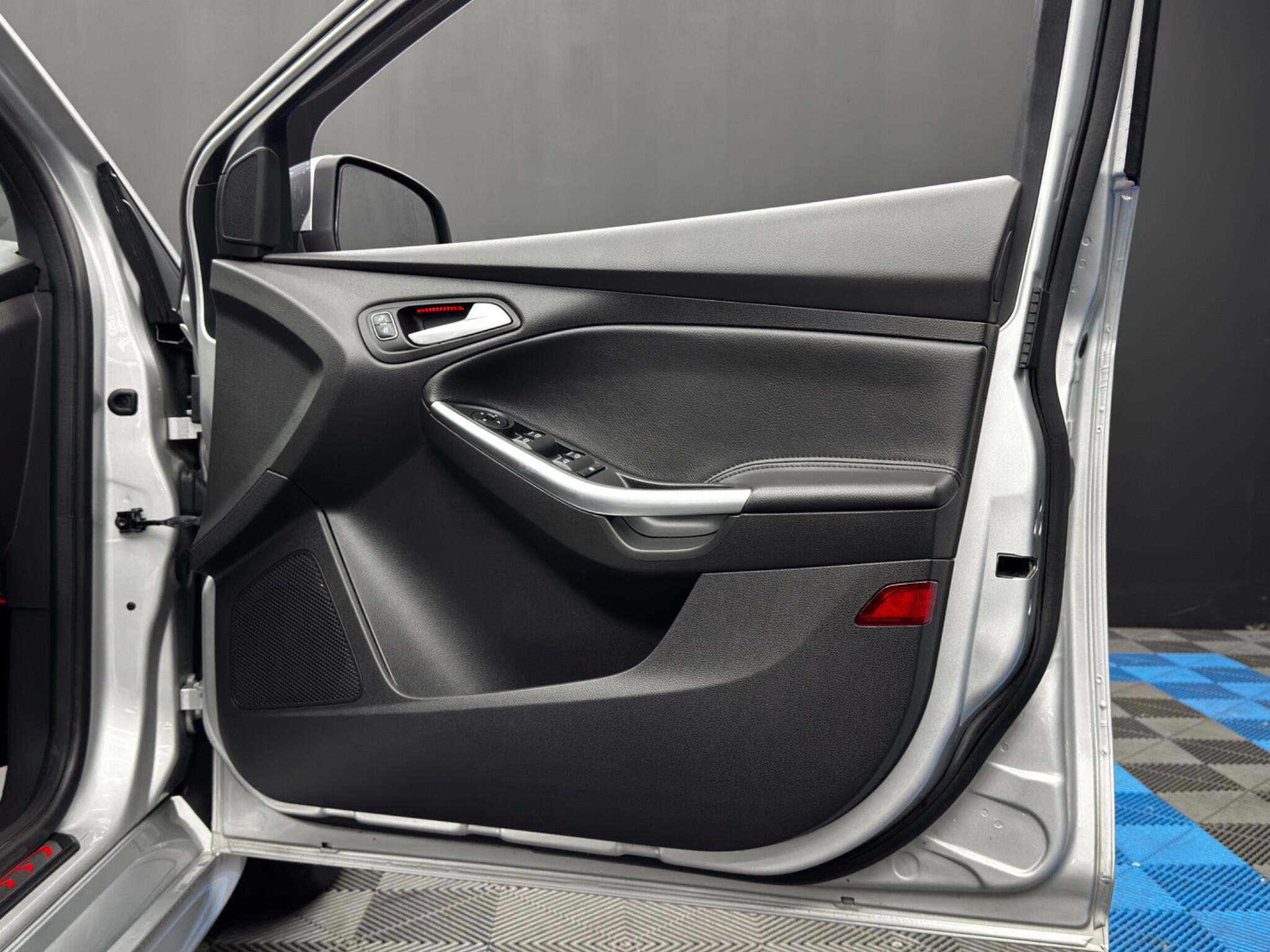 Ford Focus view 40