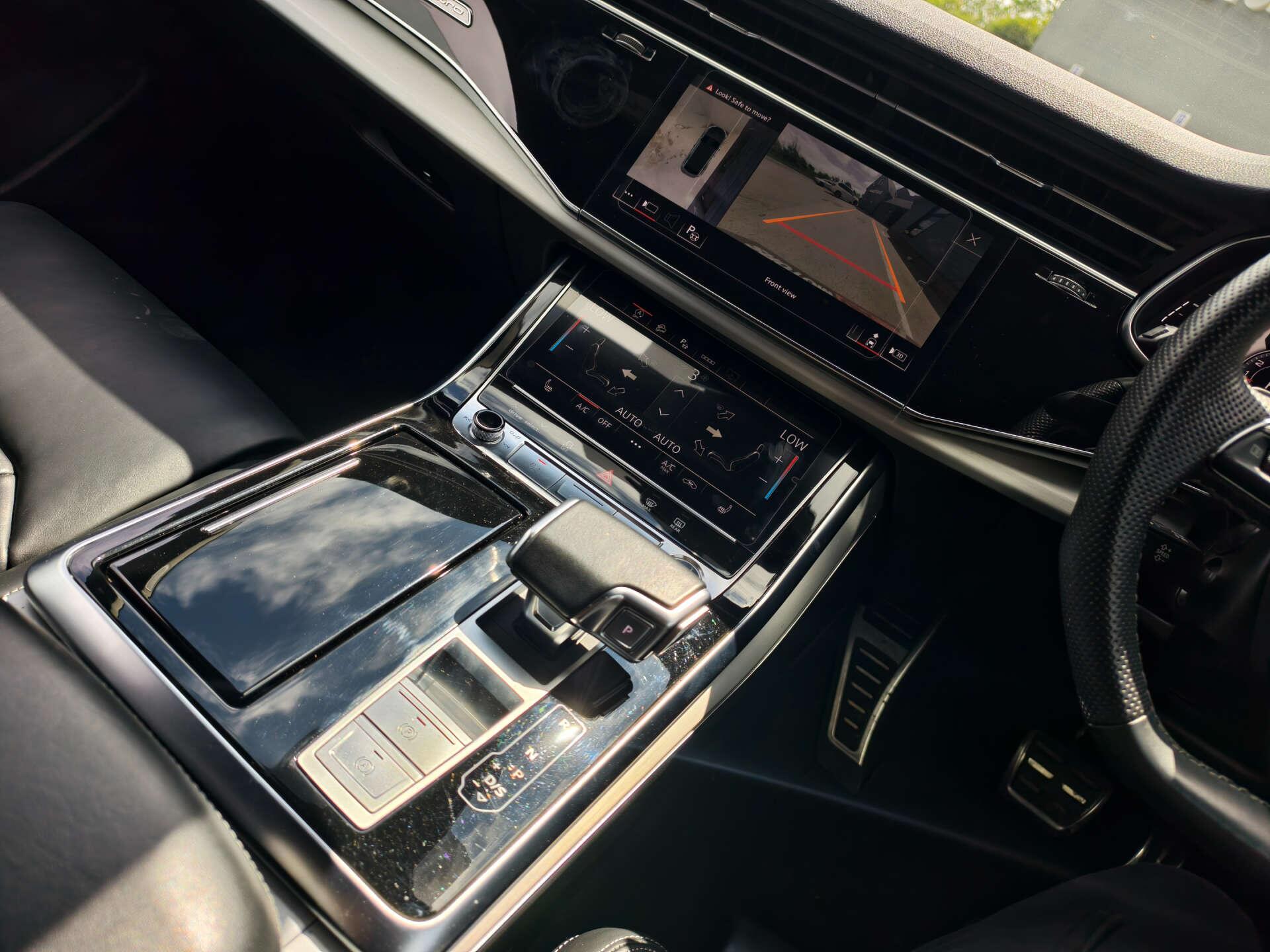 Audi Q8 view 43