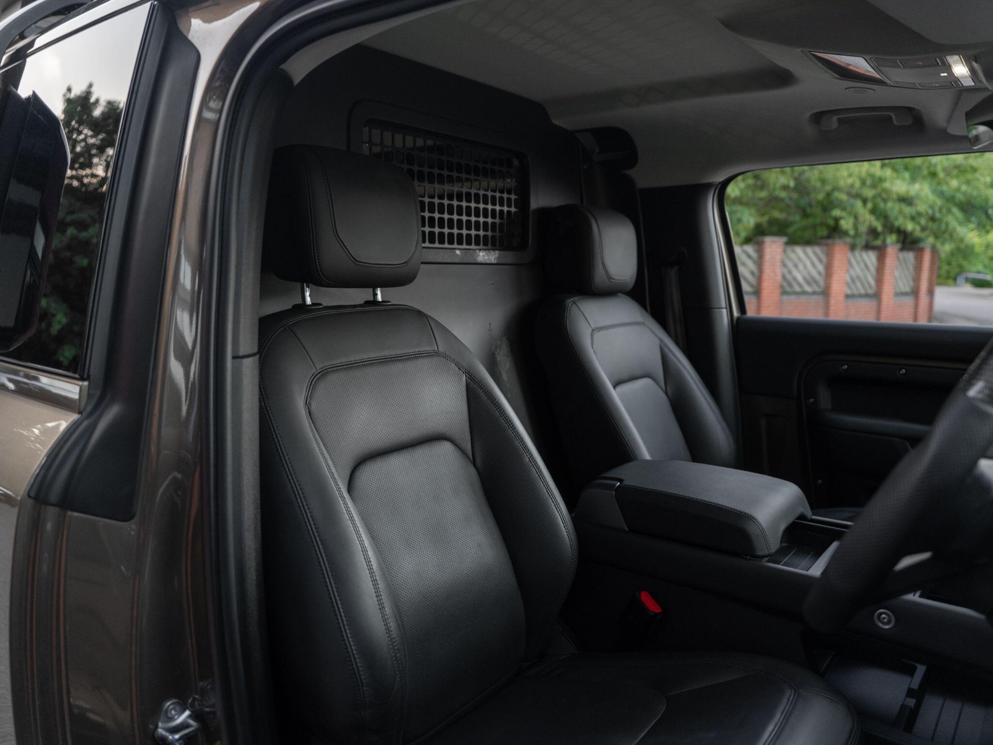 Land Rover Defender 90 view 44