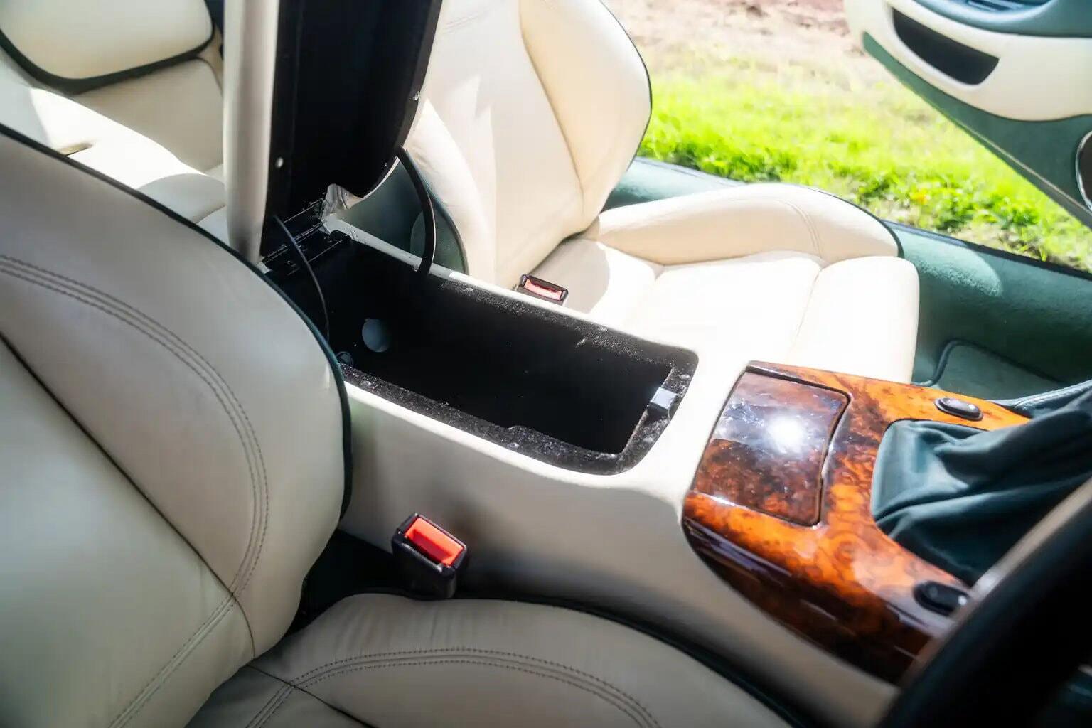 Aston Martin DB7 view 33