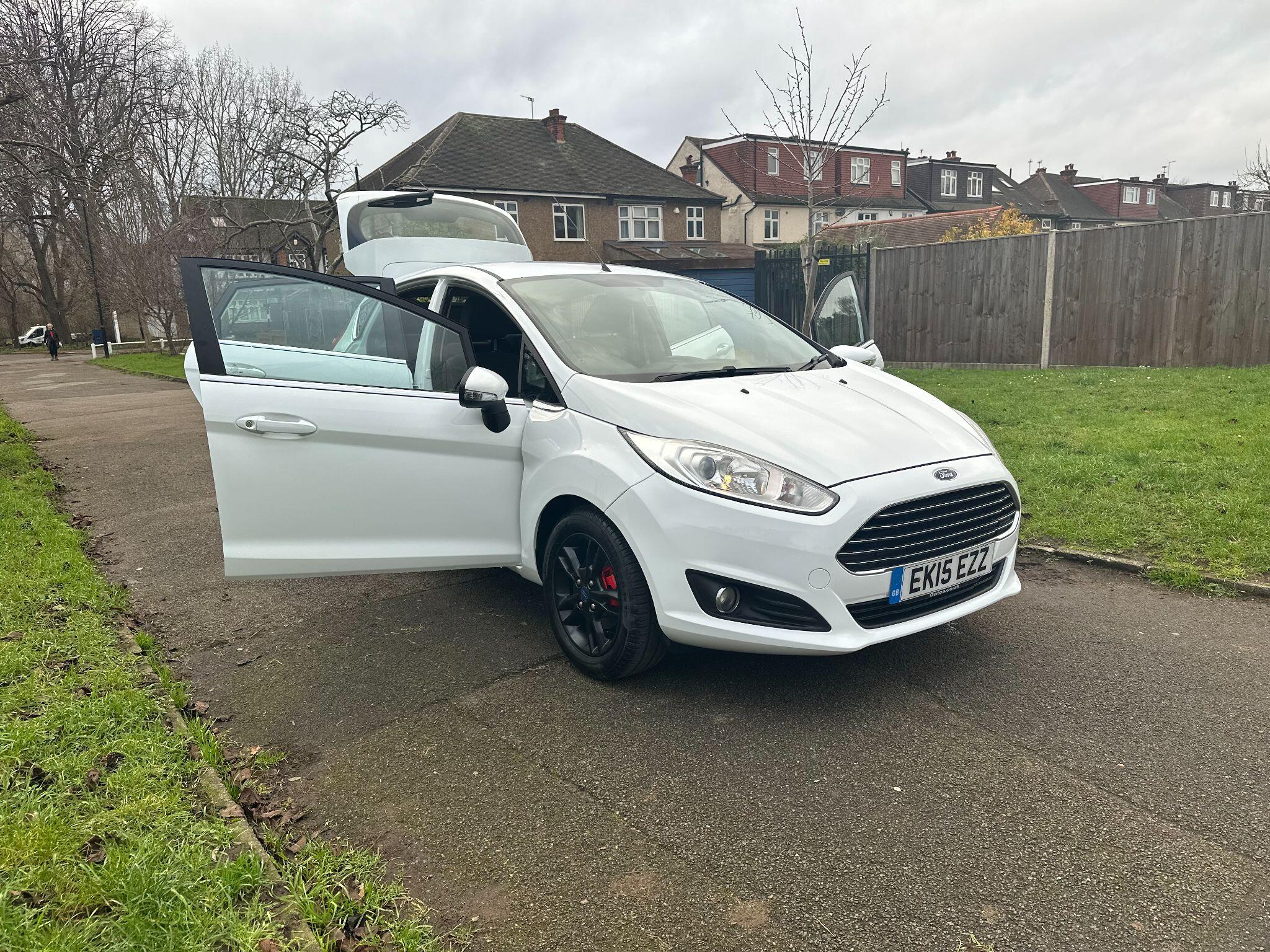 2015 Ford Fiesta image 30