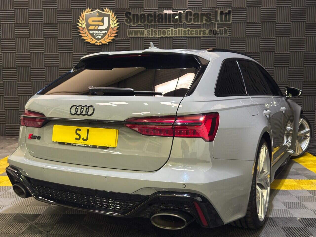 Audi RS6 Avant view 33