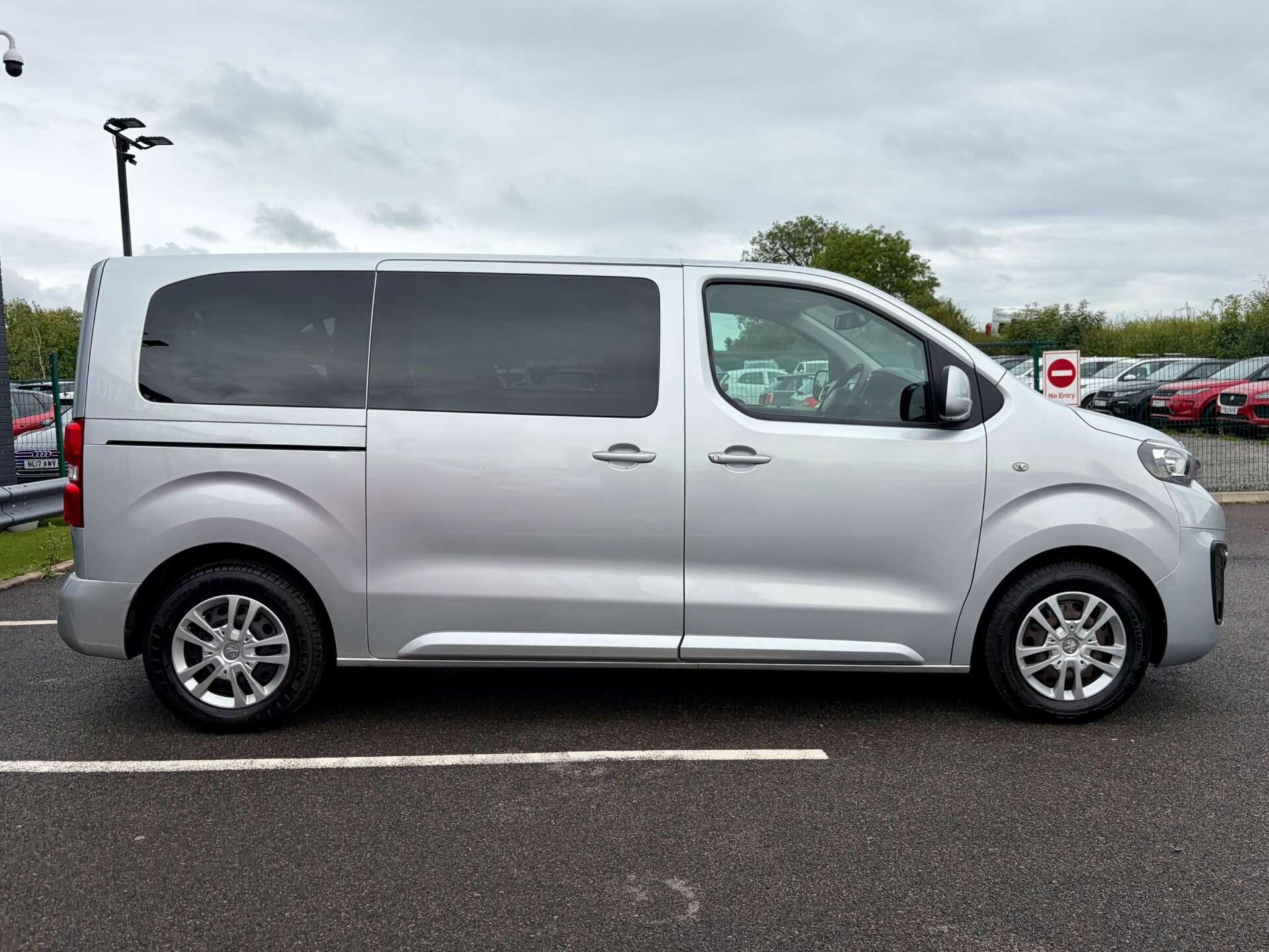 Peugeot Traveller view 9