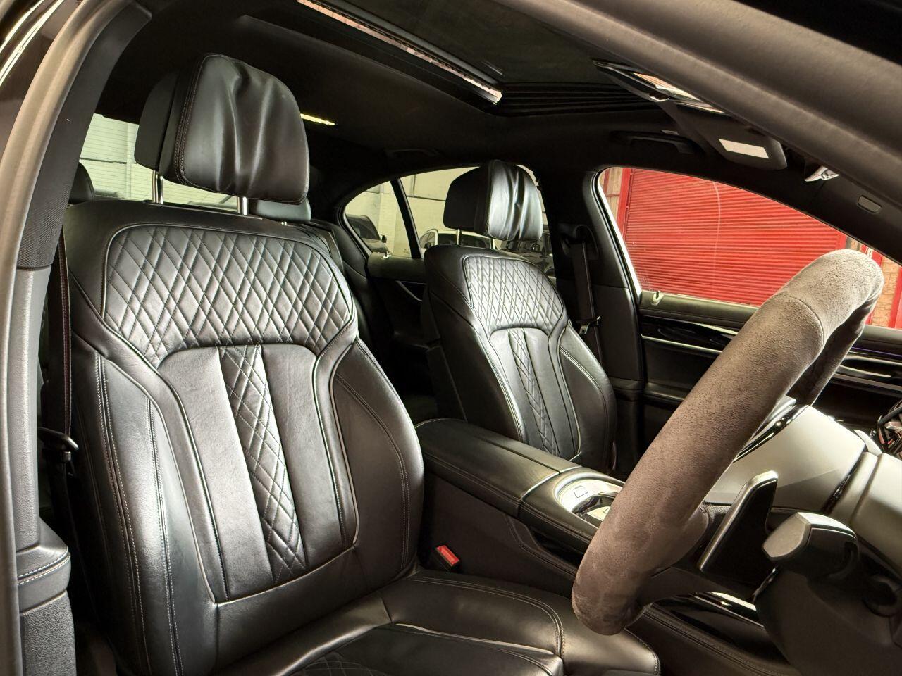 BMW 7 Series view 32